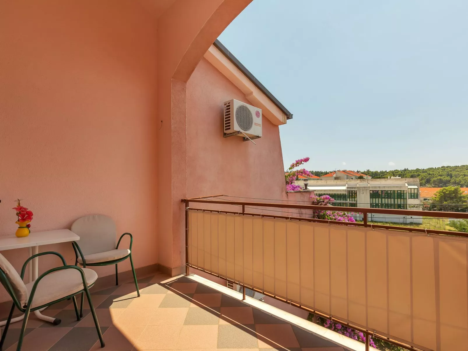 ★4Schlafzimmer★Freies Parken★GroßerBalkon★Apt Bugenvilija-Buiten