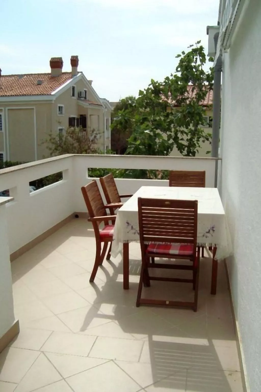 Wohnung Nr. 1 mit 2 Schlafzimmern und 2 Balkonen im 1. Obergeschoss-Buiten