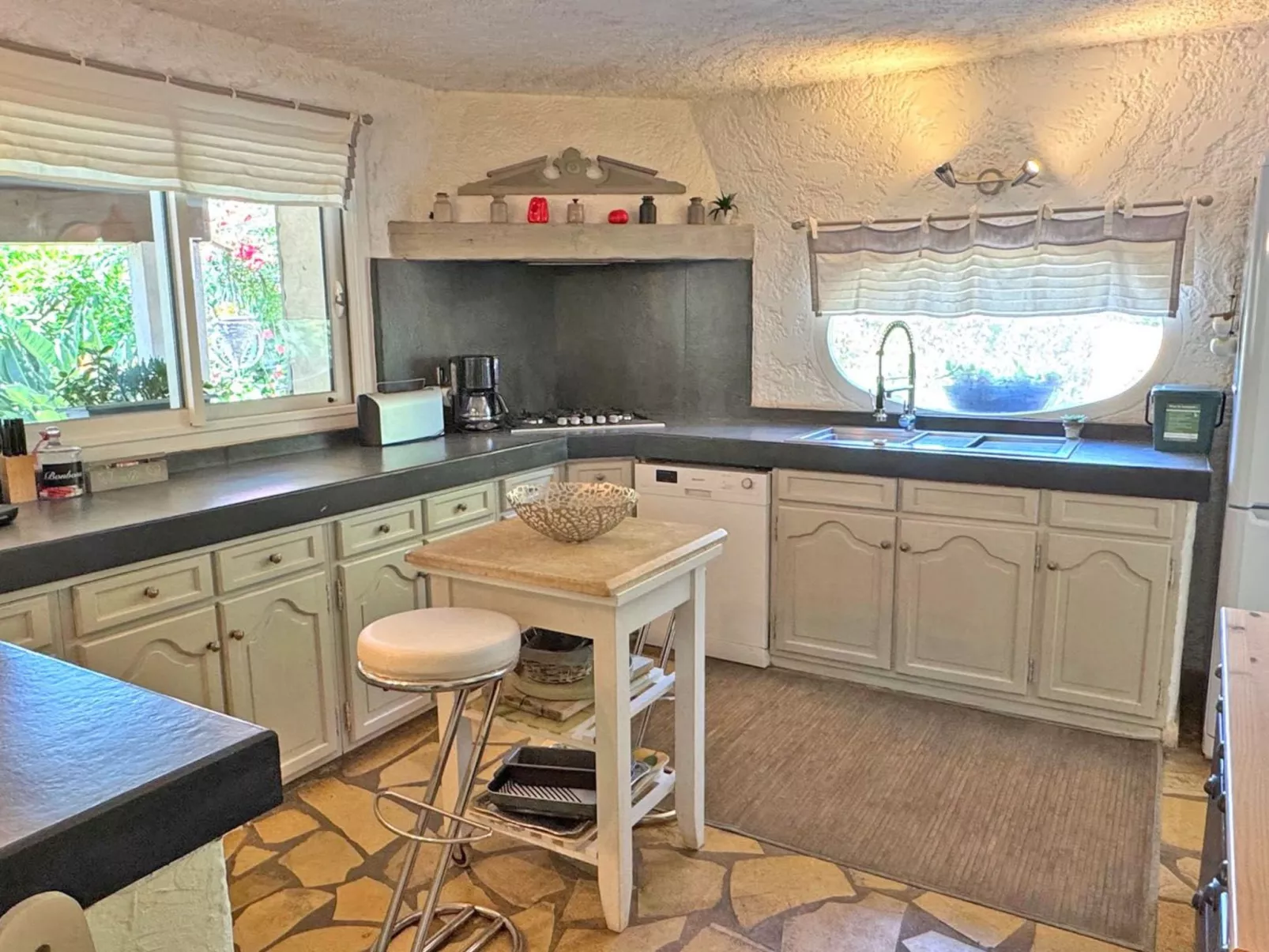 Schöne Villa mit innovativer Architektur in einem grünen Nest im Herzen des Mas-Binnen