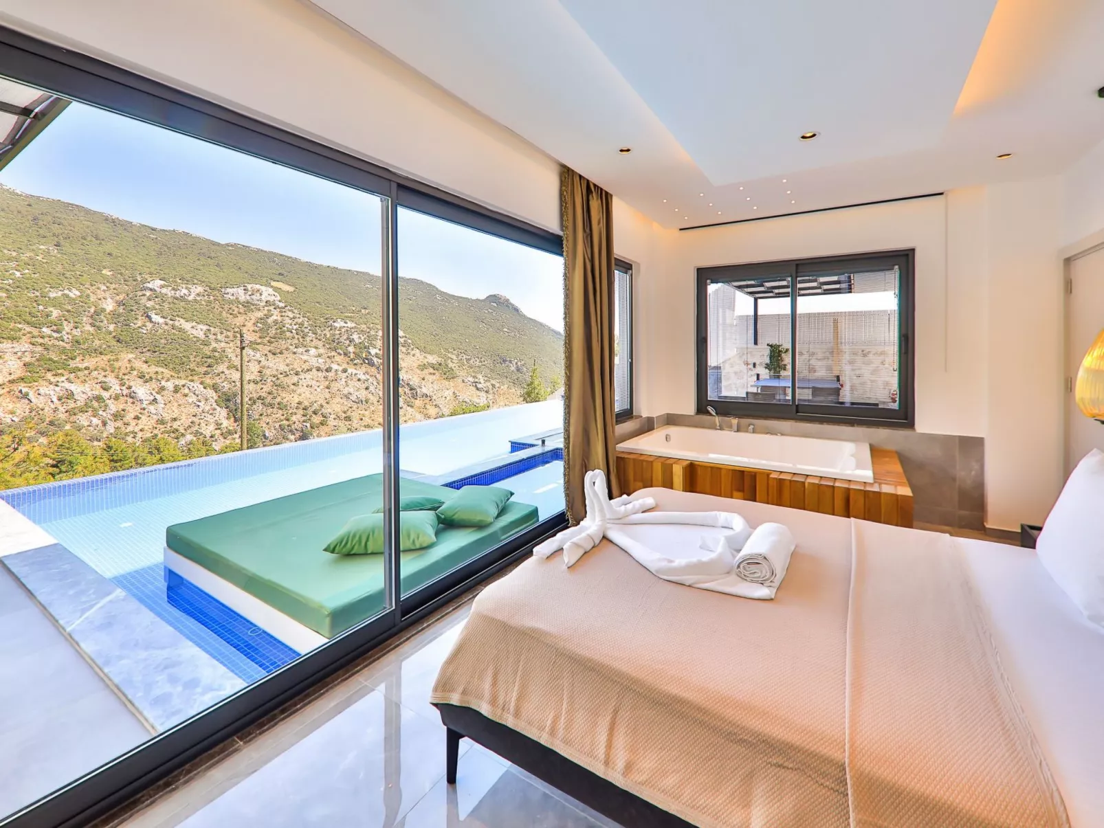 Mediterranean 2-Binnen