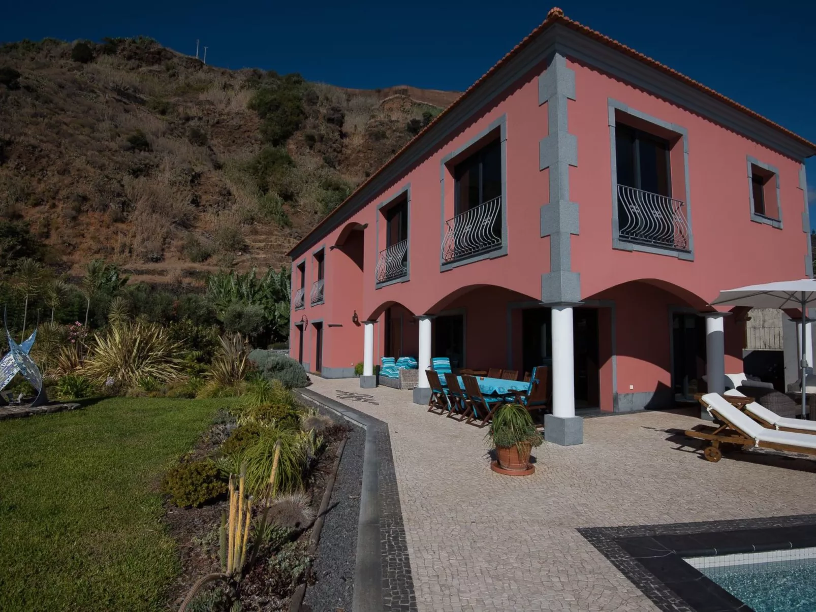 Ferienvilla mit Infinity Pool-Image-tags.info