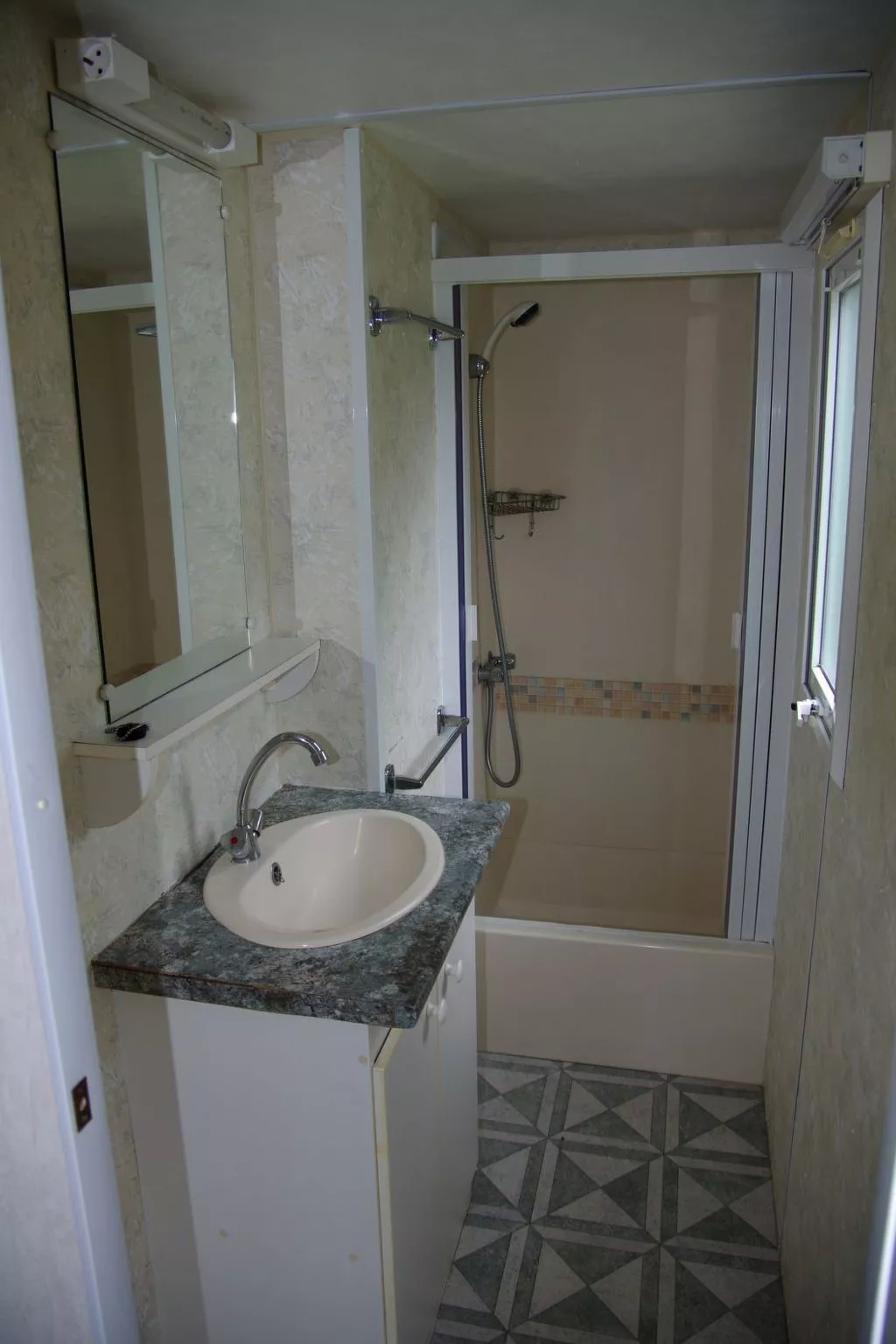 Mobiles Haus mit Blick auf das Wasser-Binnen