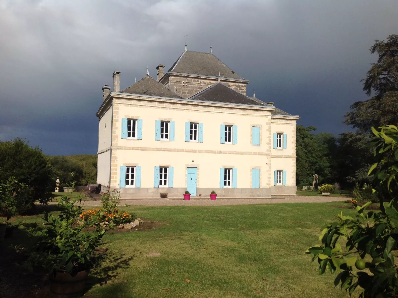 Schloss mit Überlaufpool an der Dordogne-Buiten