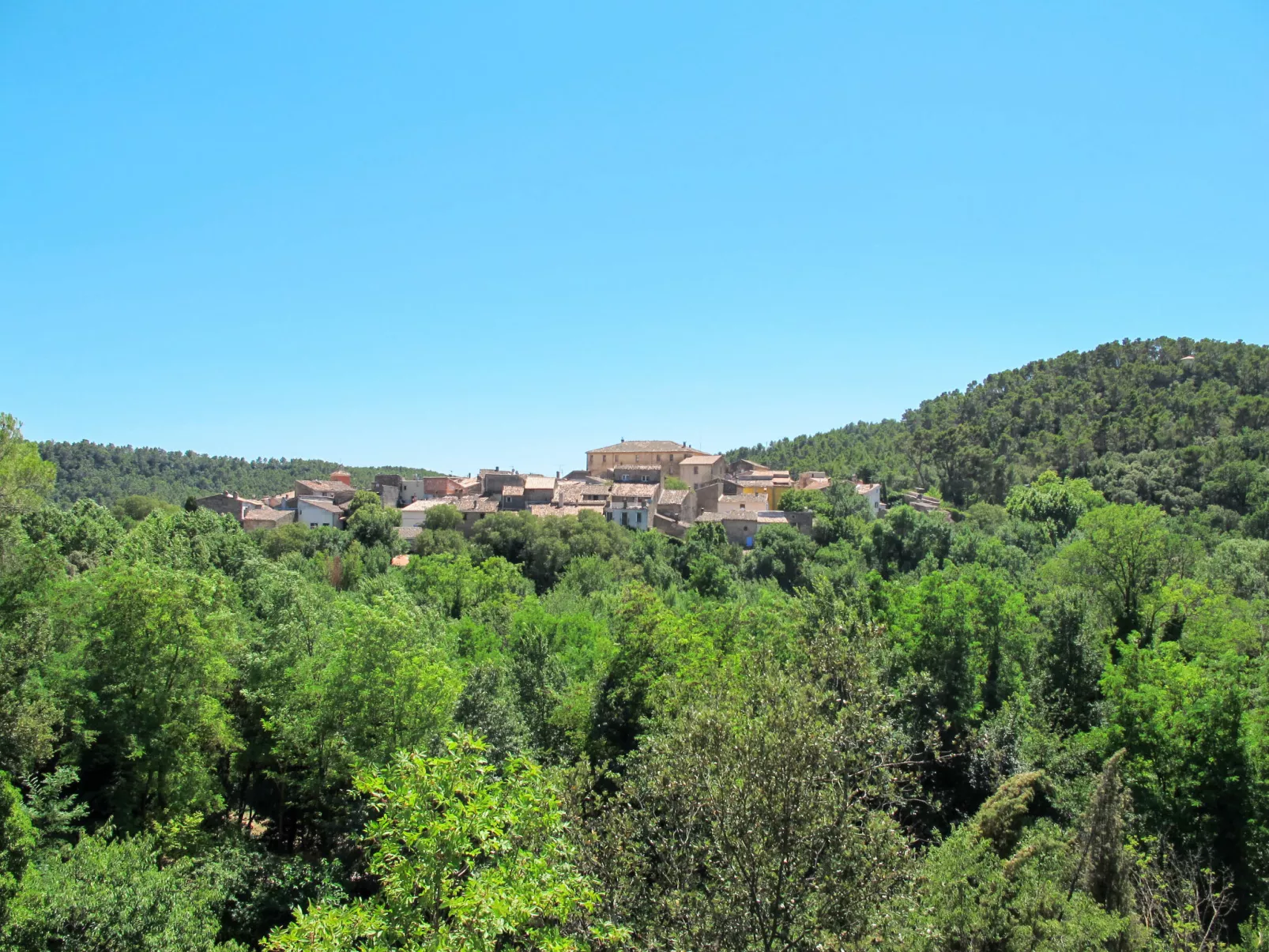 In Sillans-La-Cascade mit Garten-Omgeving