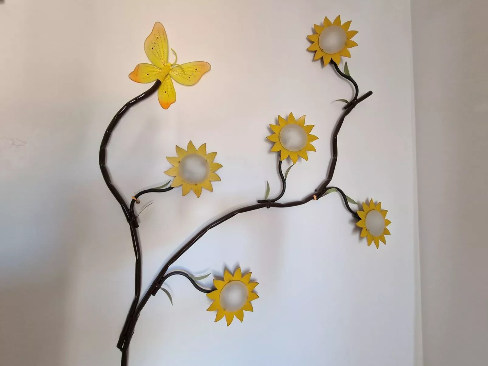 Vollständig umschlossene und großzügig angelegte dreistöckige Ferienvilla mit f-Binnen