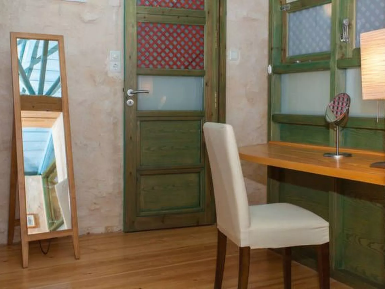 Mit privatem Pool in Roustika-Binnen