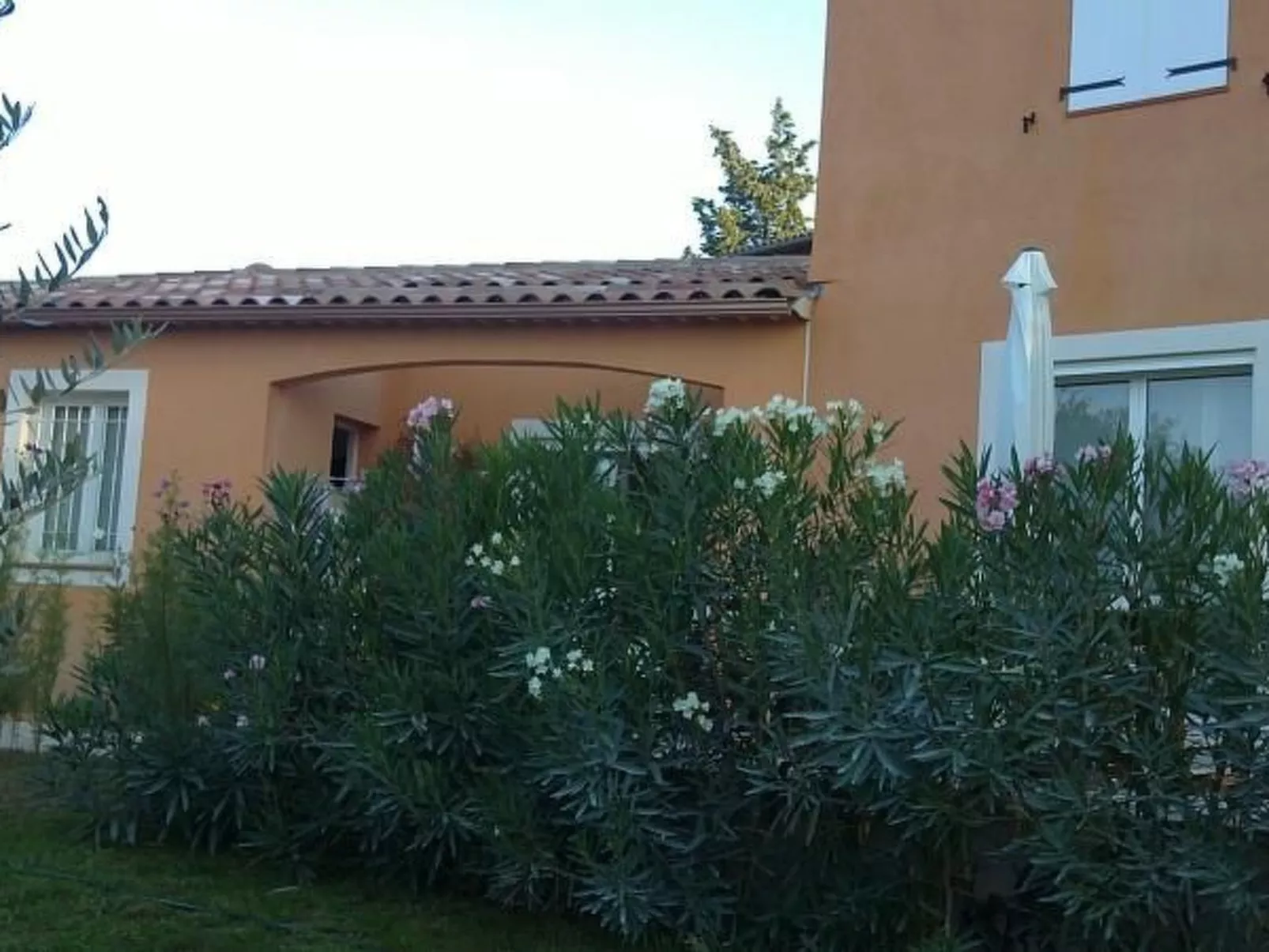 Freistehendes Haus mit großer Terrasse und Panoramablick auf die Landschaft-Image-tags.info