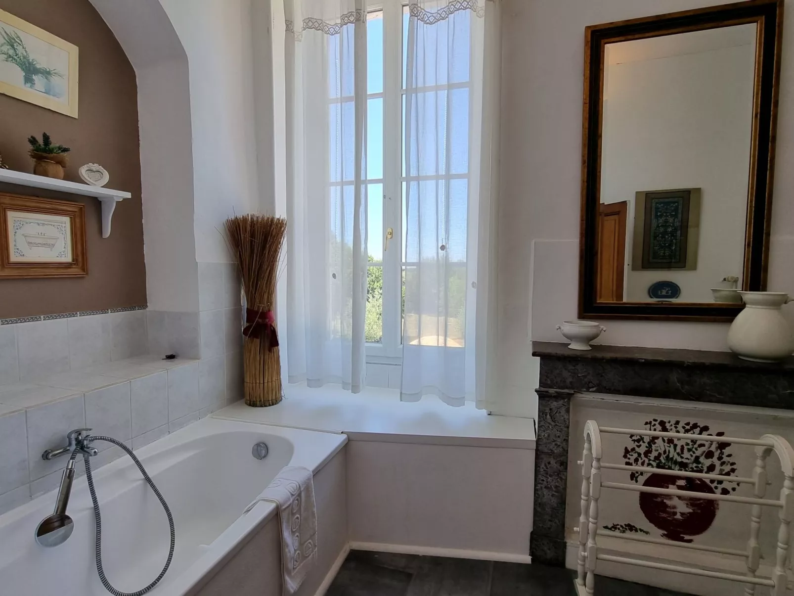 8-Zimmer-Schloss mit Pool und eigenem Park-Binnen