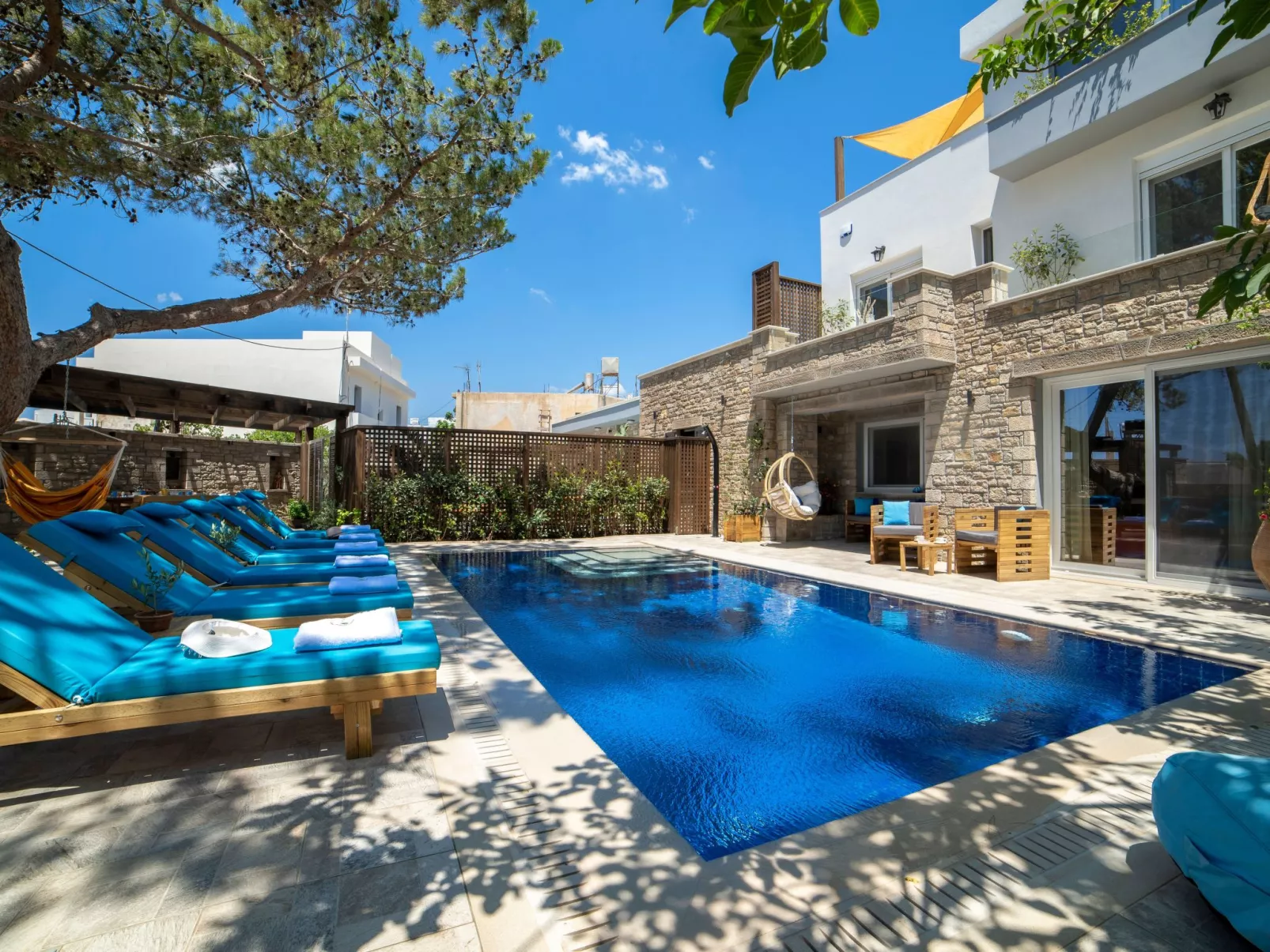 Luxuriöser Villenkomplex mit 14-16 Schlafzimmern in Strandnähe-Image-tags.info