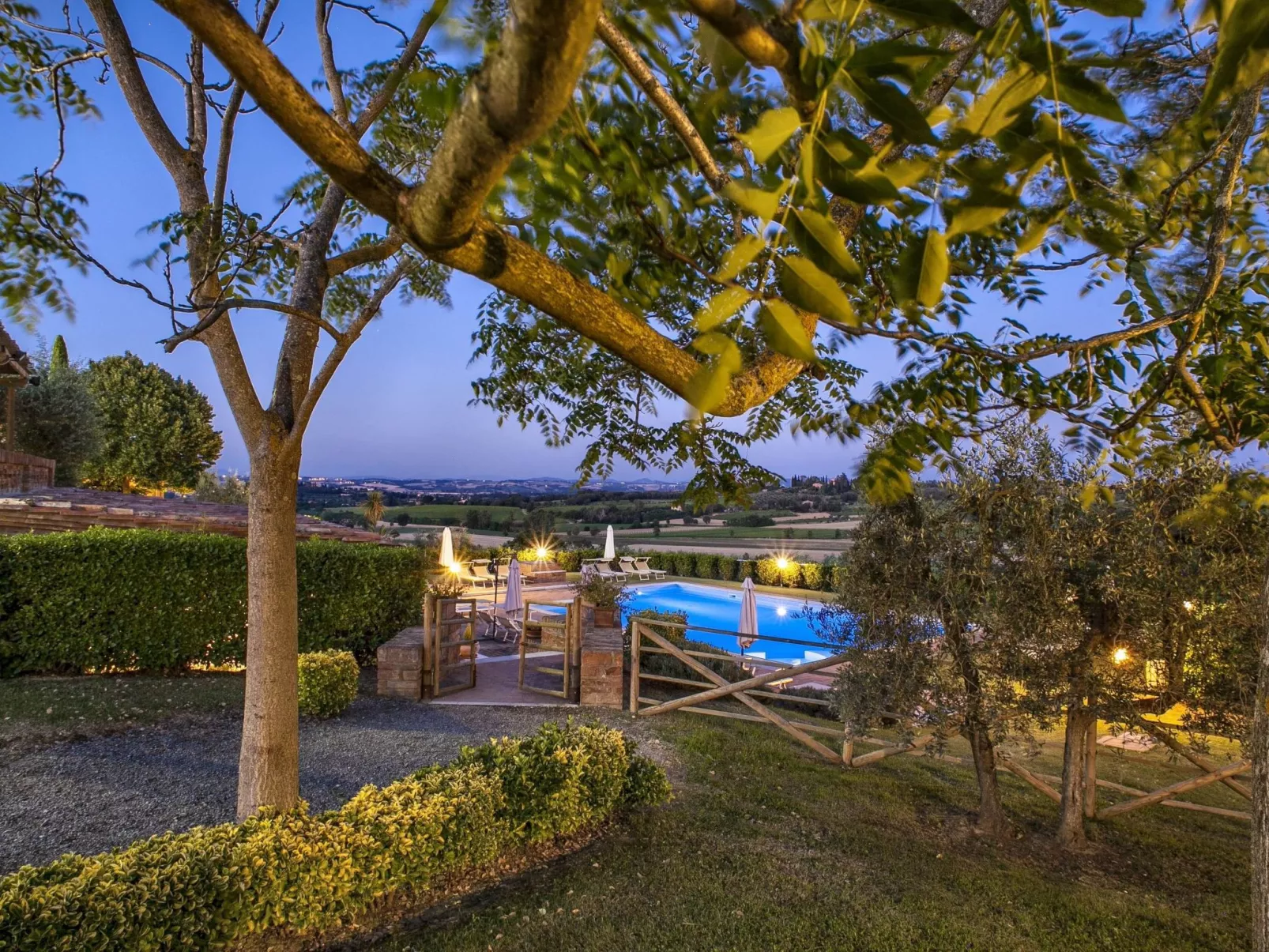 Sanguineto' Wohnung mit Schwimmbad-Buiten