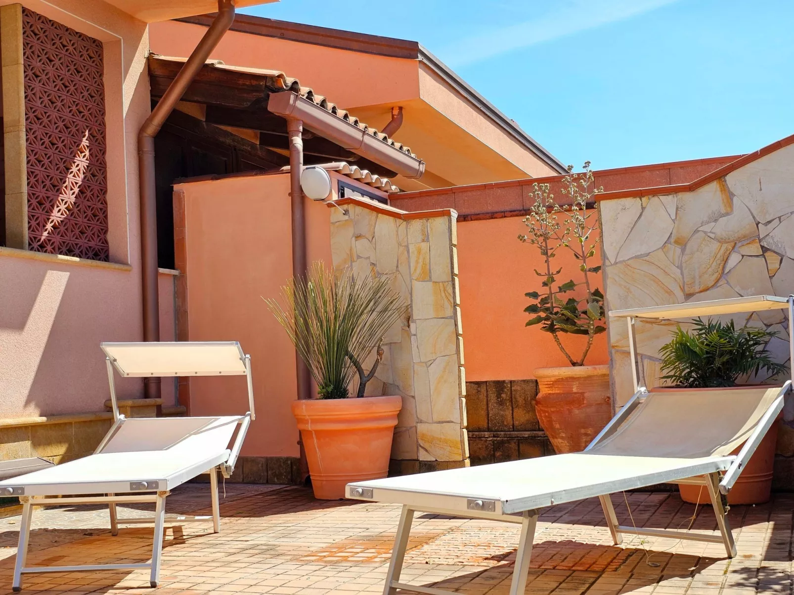 Helle mediterrane Villa mit Veranda und Garten-Buiten