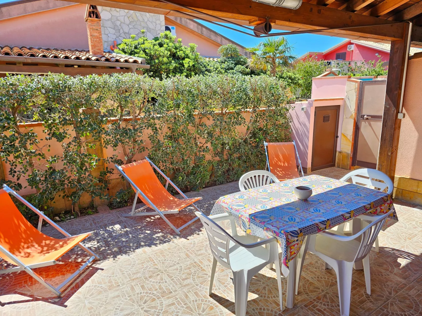 Helle mediterrane Villa mit Veranda und Garten-Buiten