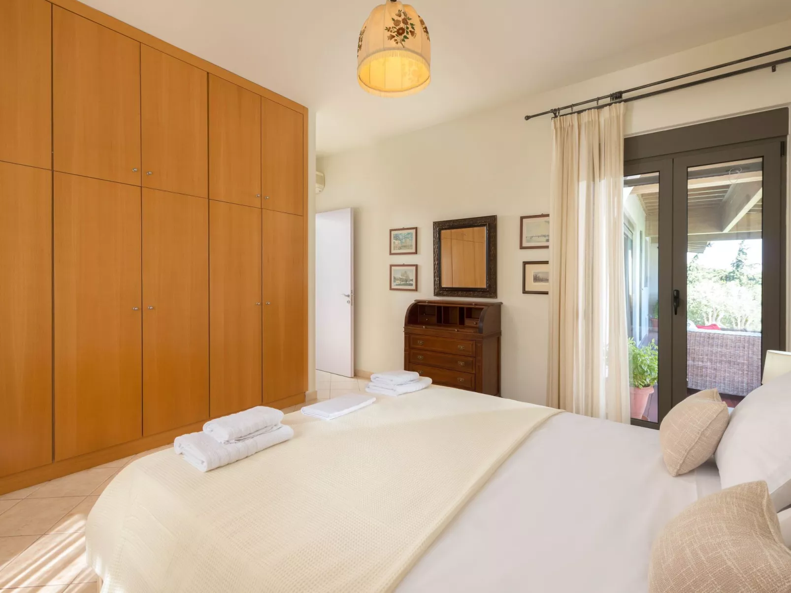 In Sgourou mit Parkplatz, Blick ins Grüne-Binnen