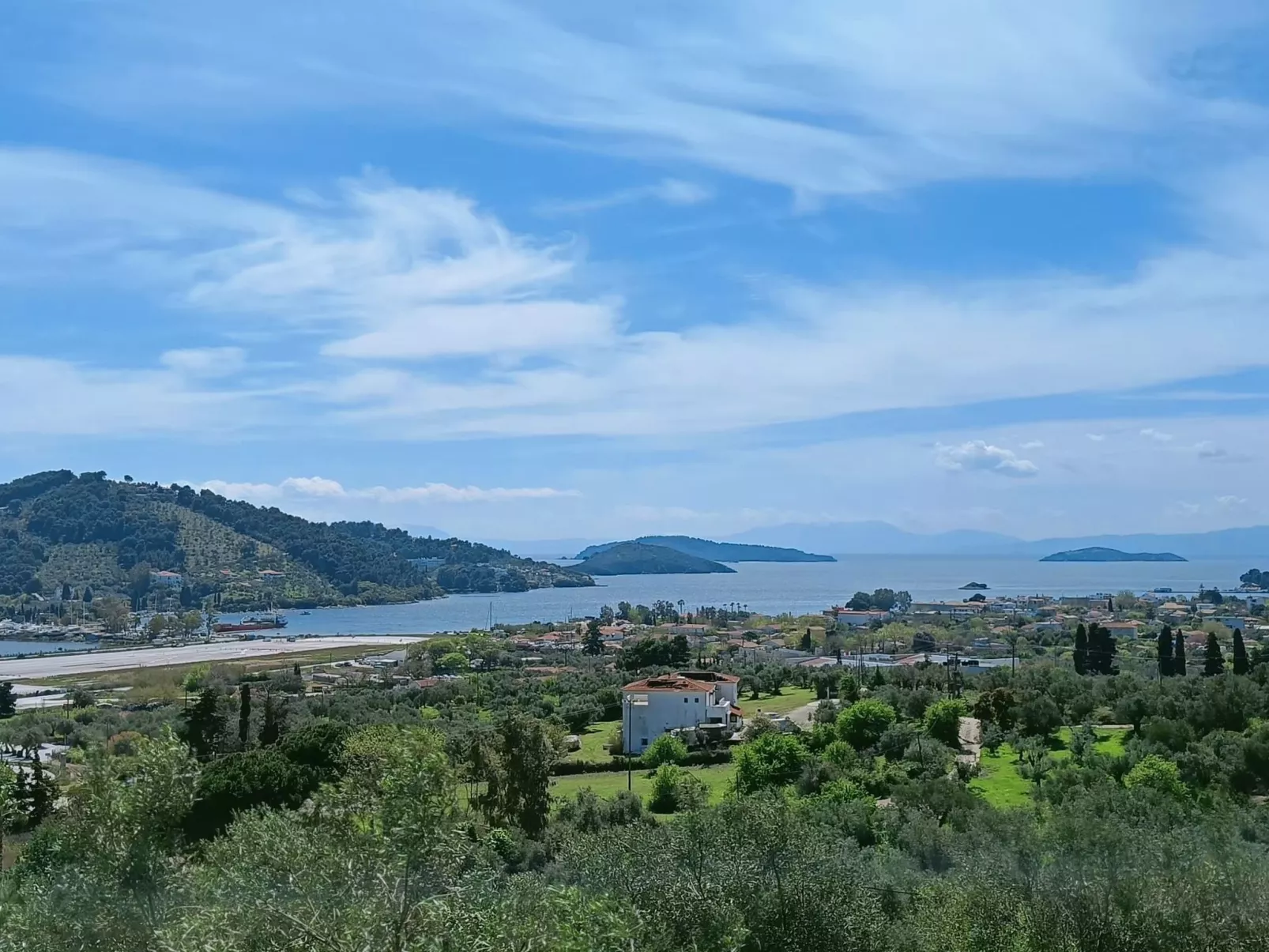 Berge und die ikonische Landebahn des Flughafens Skiathos-Image-tags.info