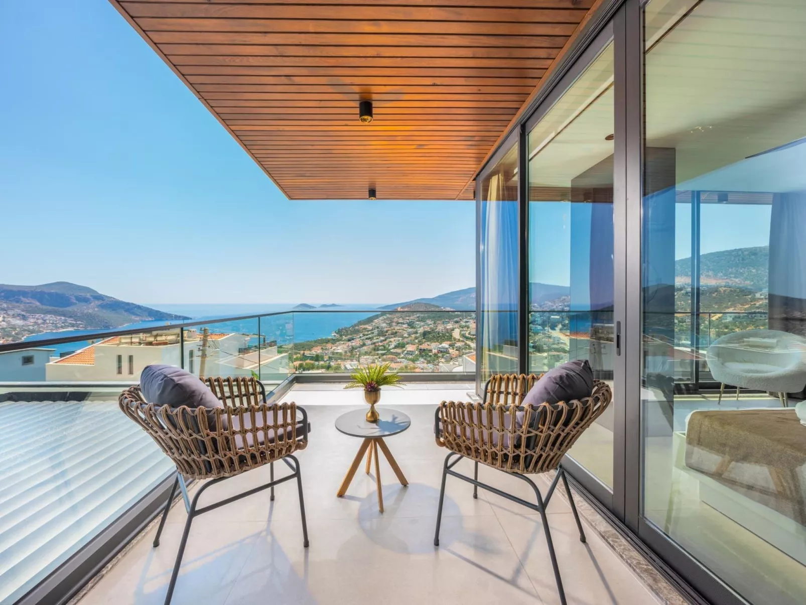 Designvilla mit Pool und spektakulärer Aussicht-Buiten