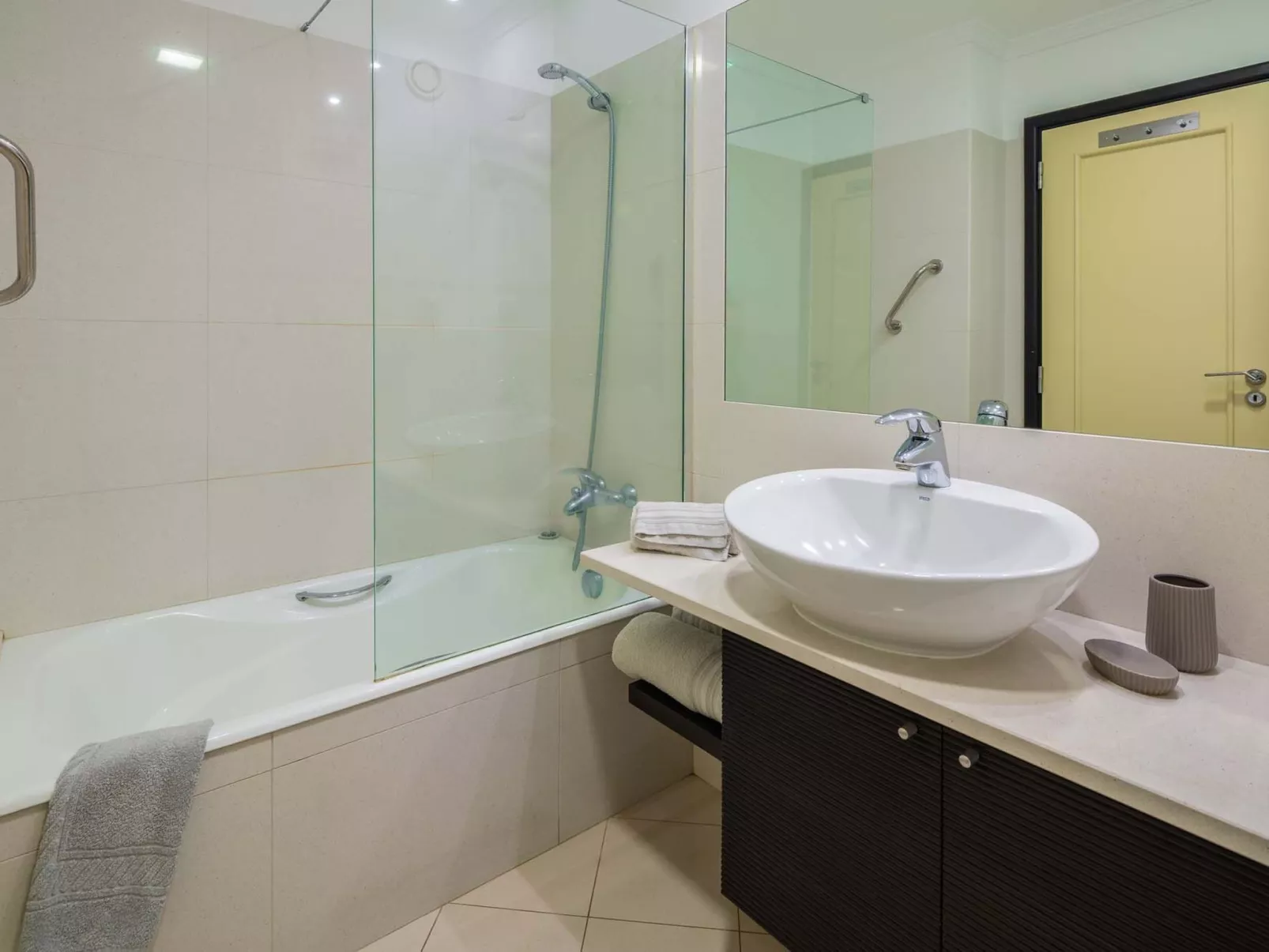 Modernes Terrassenapartment am Meer-Binnen