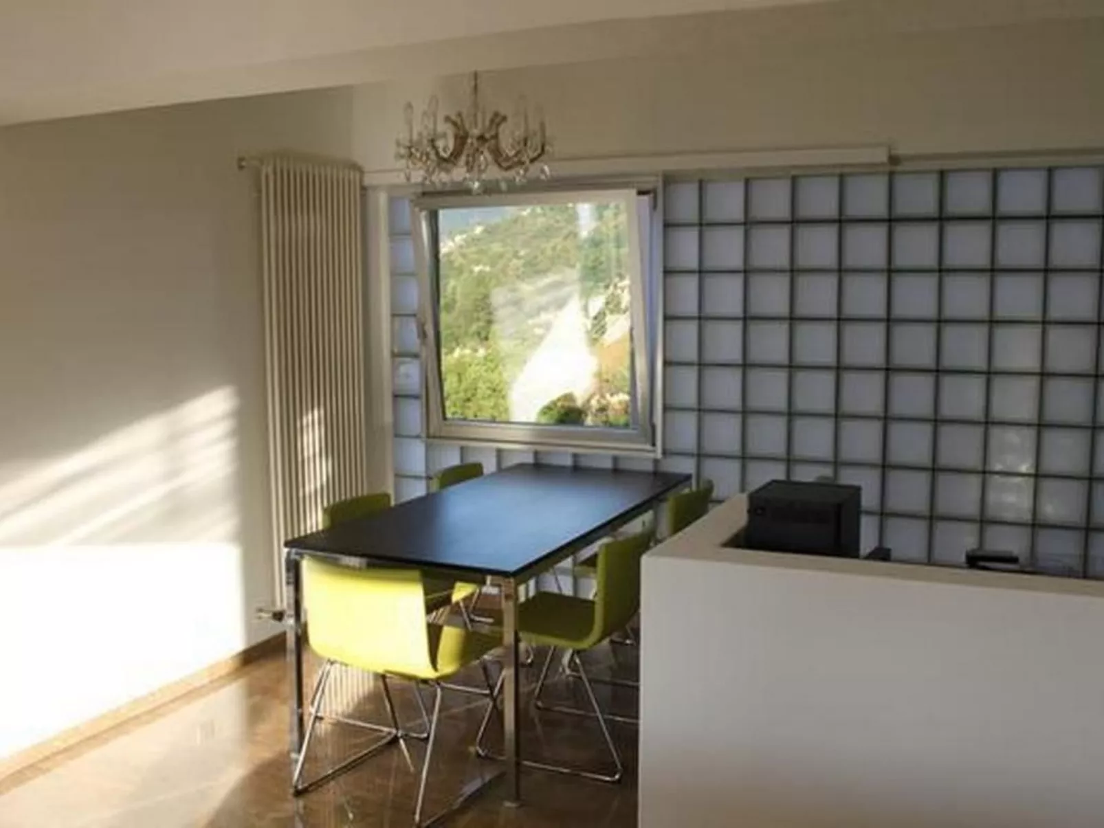 Mit Panorama-Sicht und Schwimmbad-Binnen