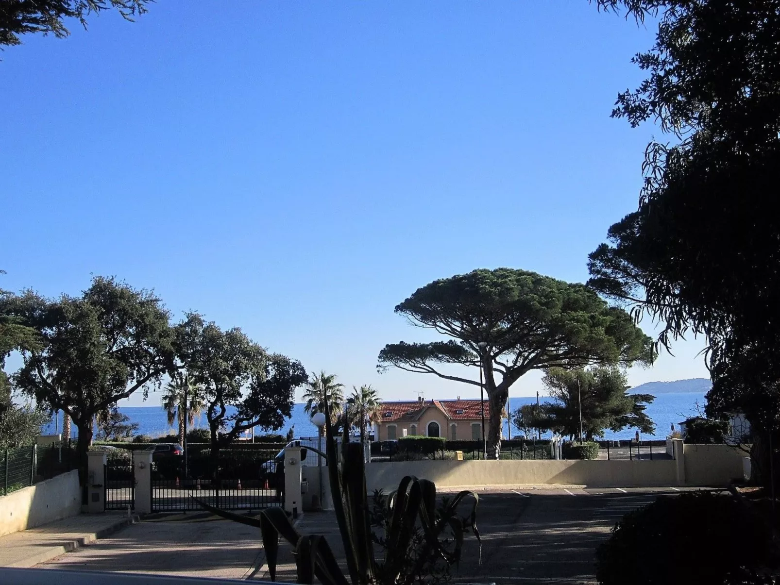 "La petite maison Maximoise" (Das kleine Haus Maximoise)-Buiten