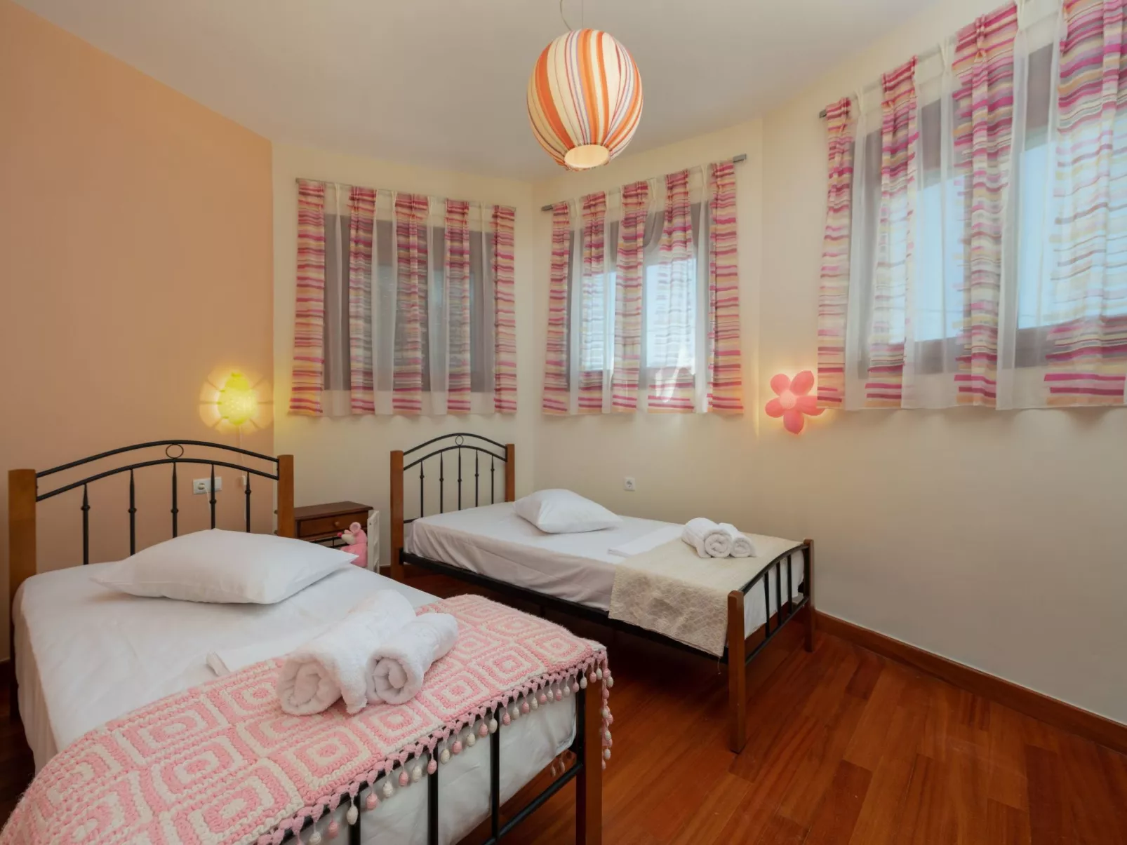 Familienvilla mit privatem Pool, Tischtennisplatte und Fußballtisch-Image-tags.info