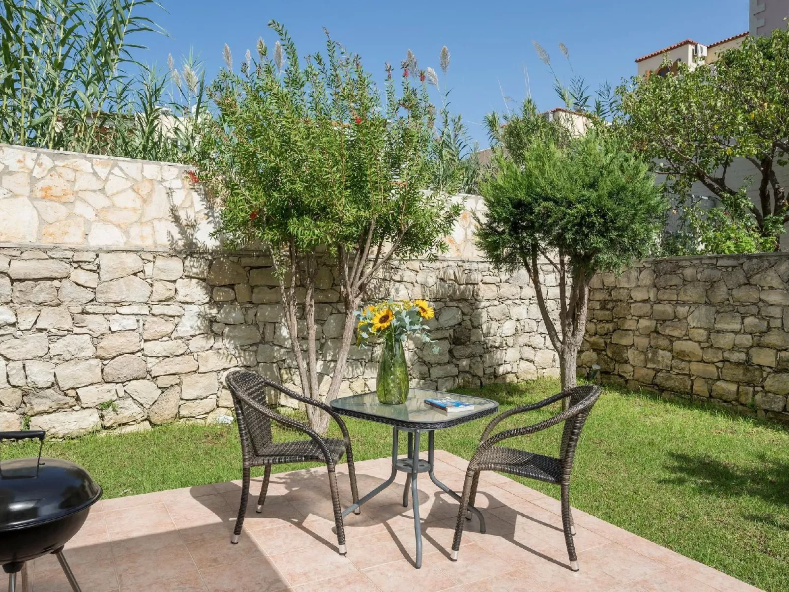 Villa mit Seeblick und Pool in der Nähe von Restaurants-Buiten