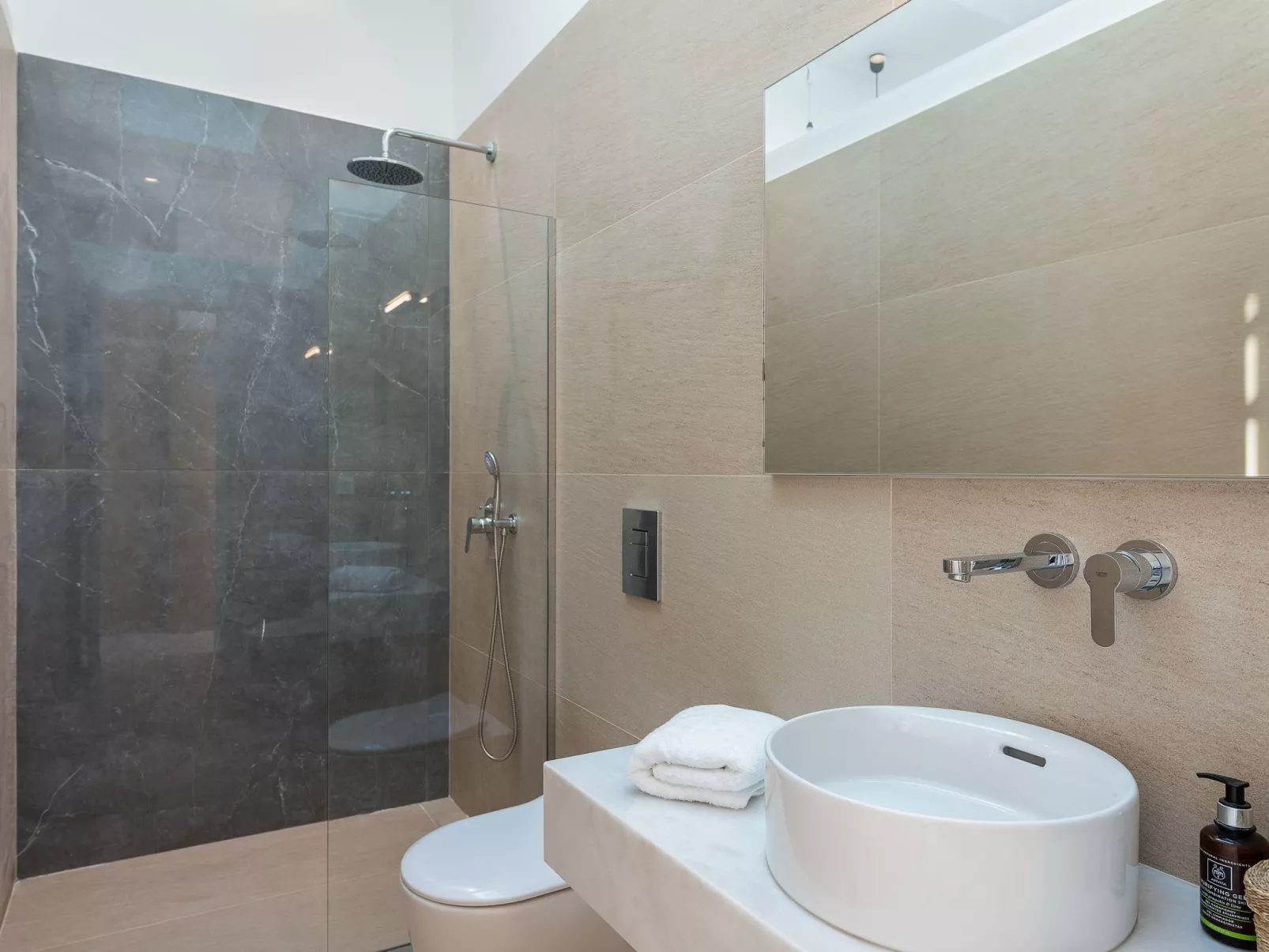 Neue einzigartige Villa mit atemberaubender Aussicht in Strandnähe-Binnen