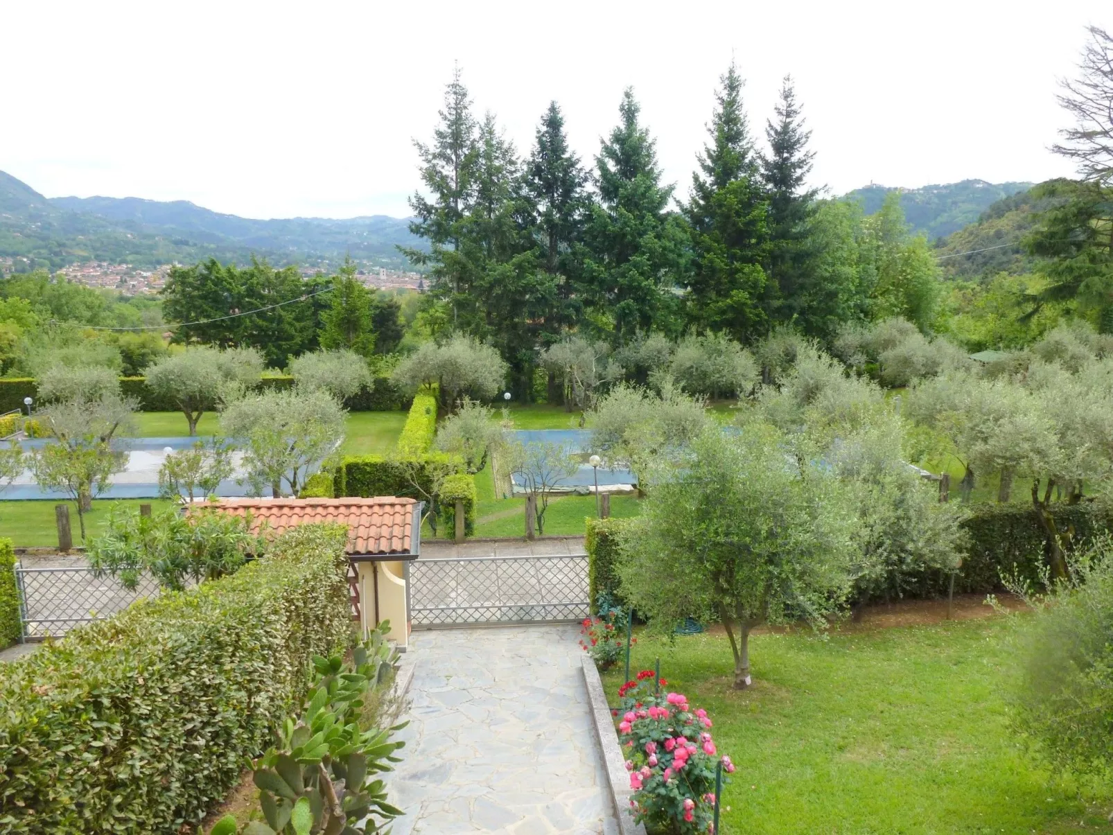 Tolles Ferienhaus in Camaiore mit Privatem Pool-Buiten