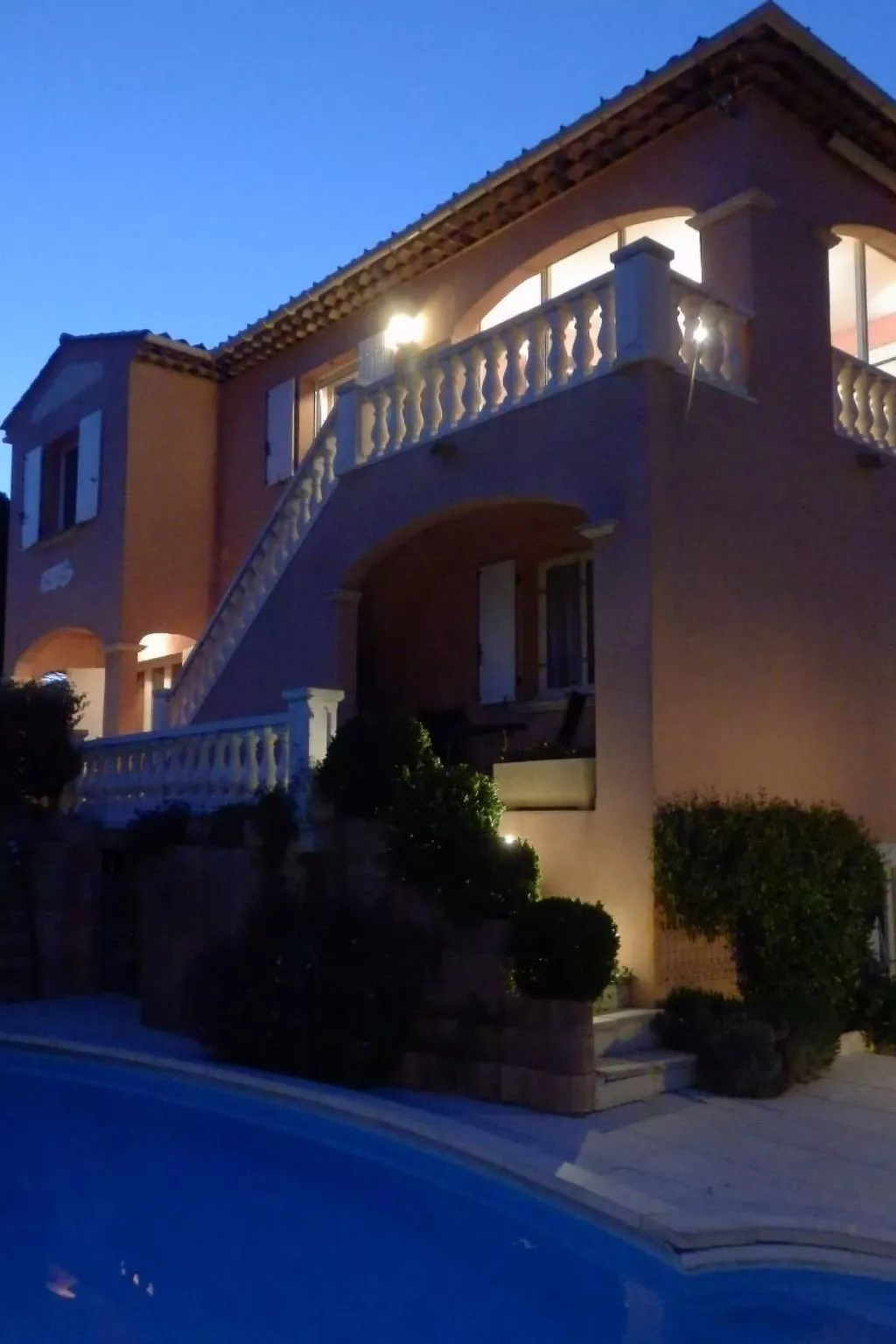 Schöne Ferienwohnung mit Meerblick und Pool-Buiten