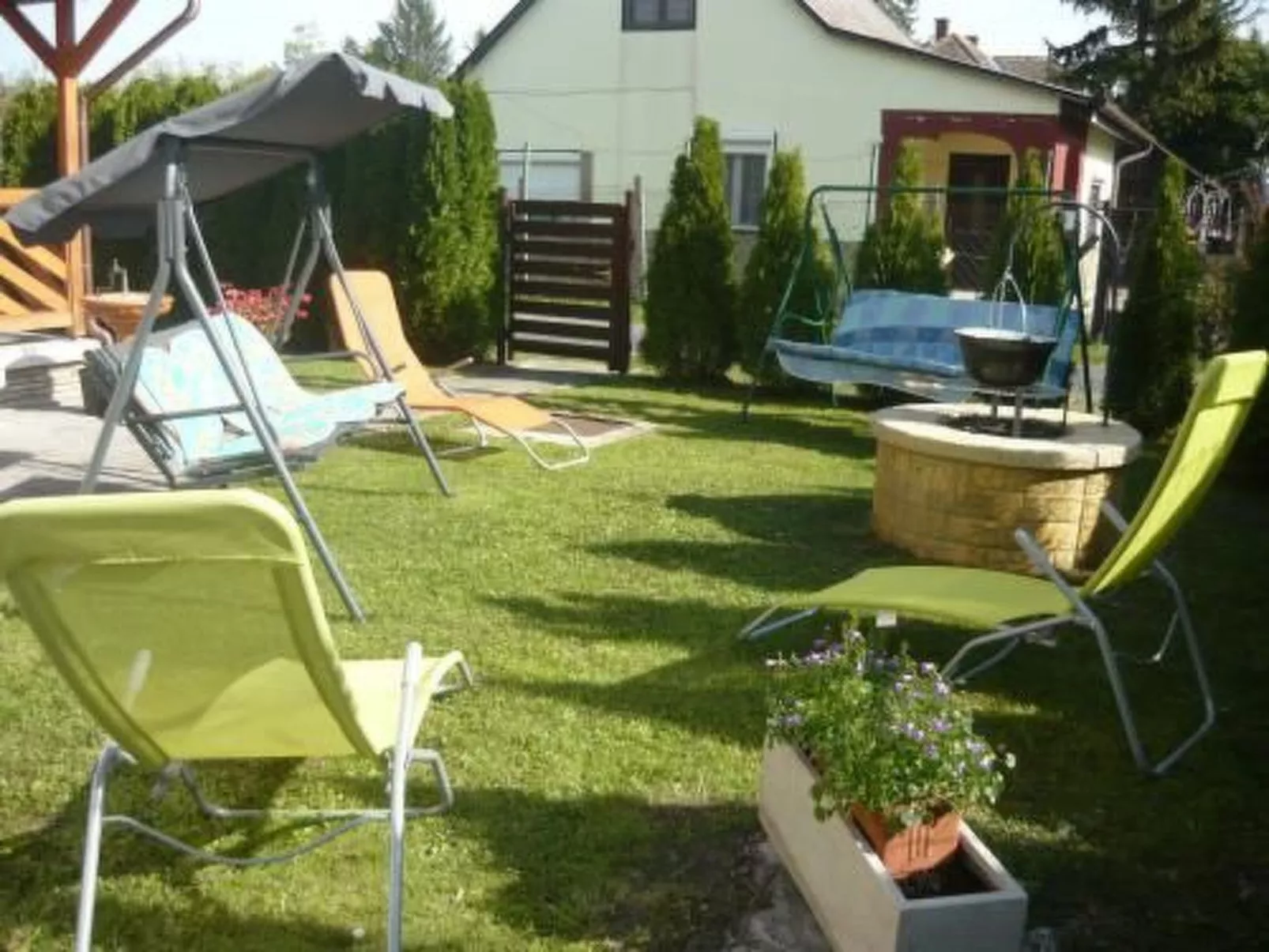 Mit Grill, Terrasse und Garten-Buiten