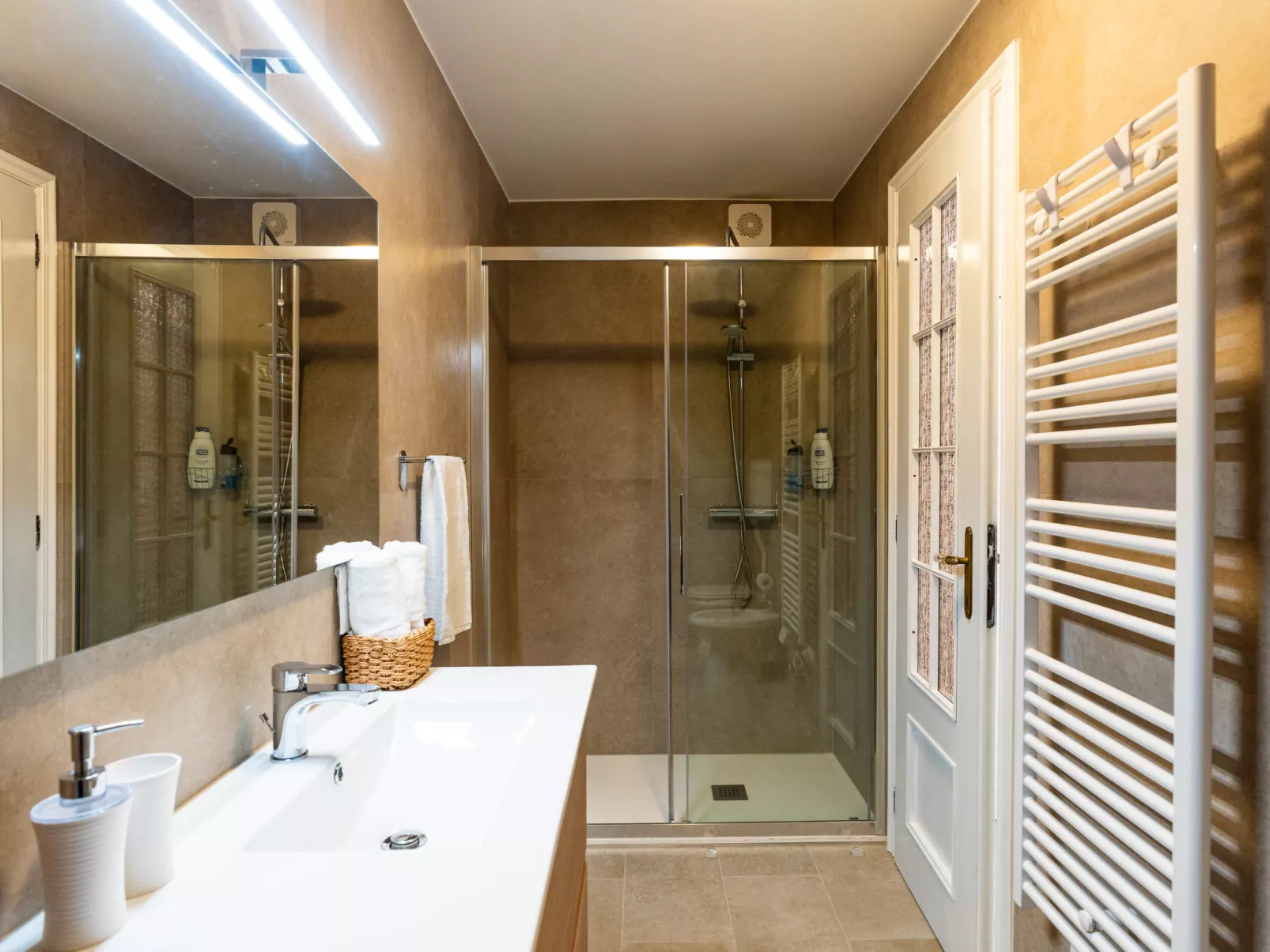 Beautiful Seaview-Binnen