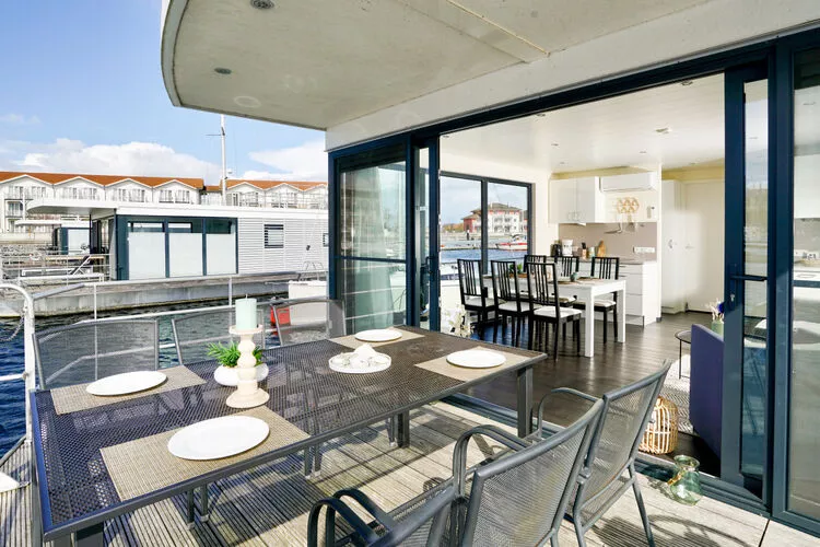 Hausboot Family & Friends LP 3 / 4 Personen-Terrasbalkon