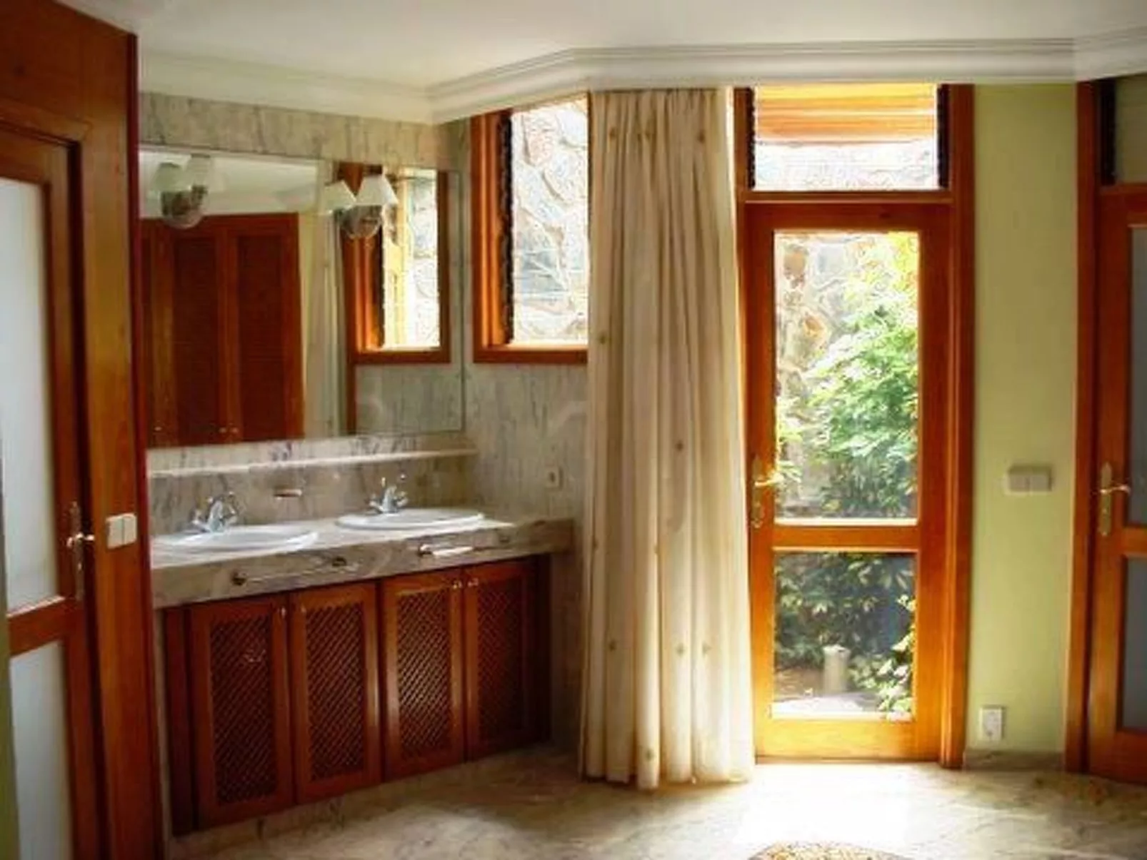 Villa mit Garten, Pool , Grill und Terrasse-Binnen