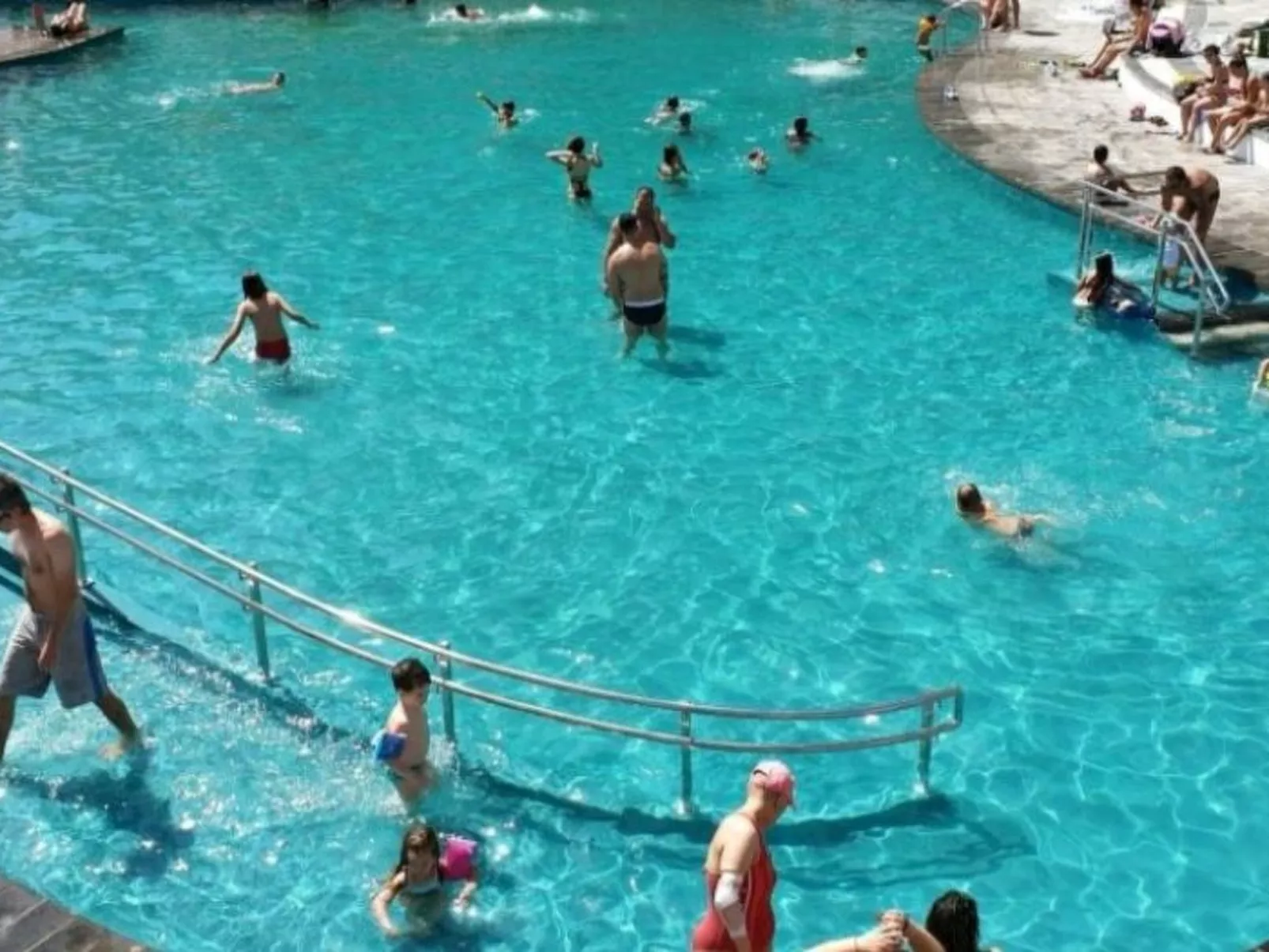 Luxuriöser Rückzugsort mit direktem Meerzugang und Pool-Buiten