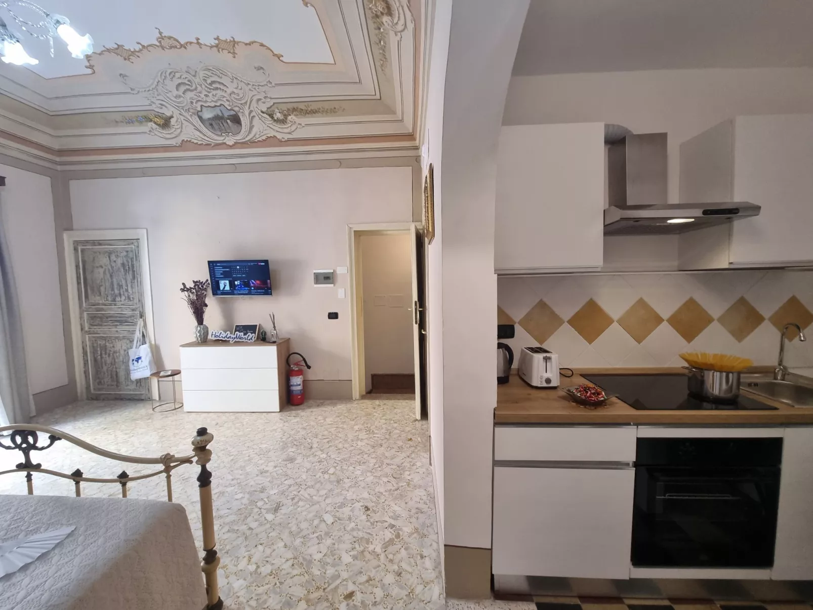 Donna Elisa von Holiday World-Image-tags.info