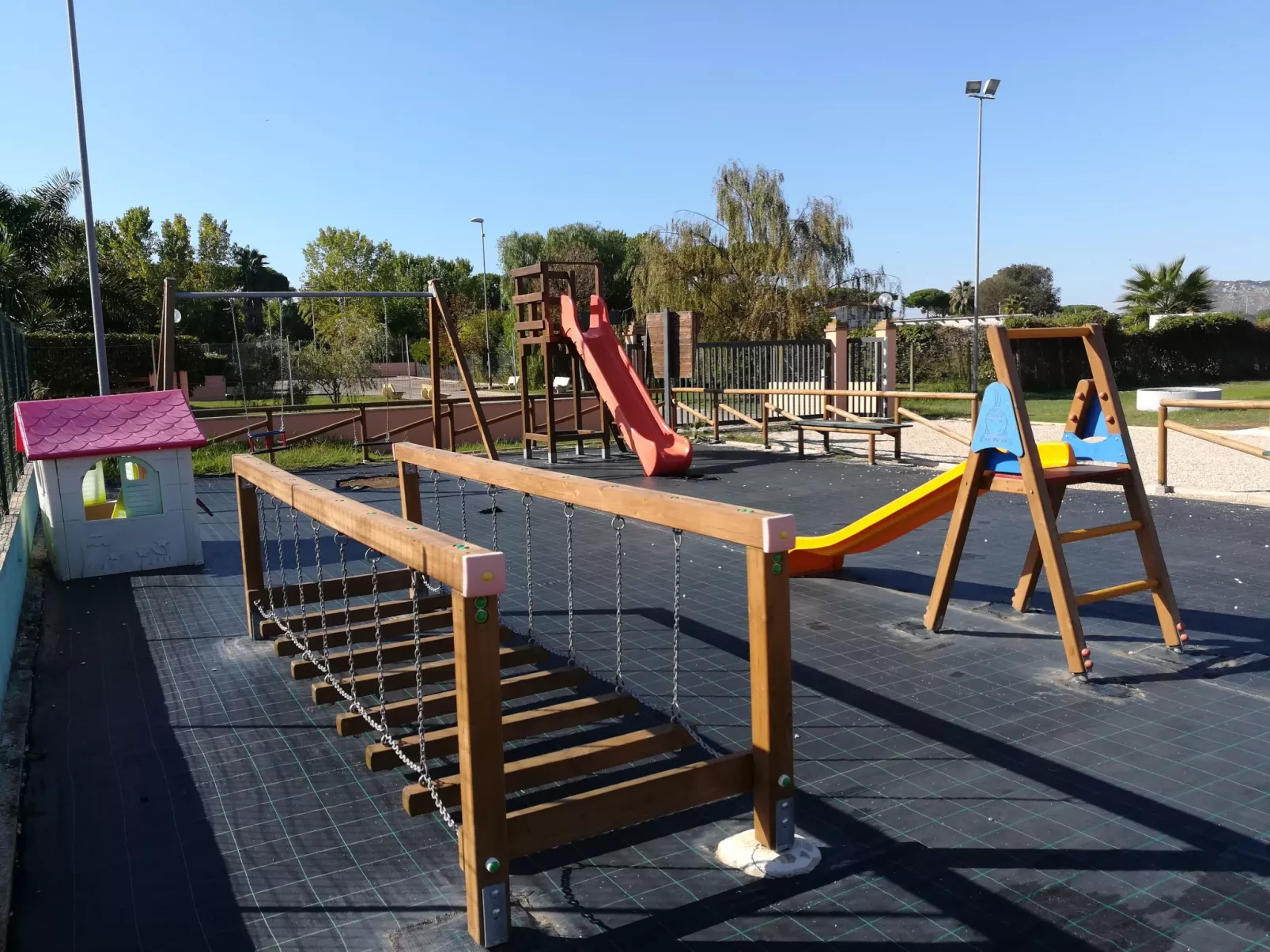 Charmantes Haus in Fondi mit überdachter Veranda-Buiten