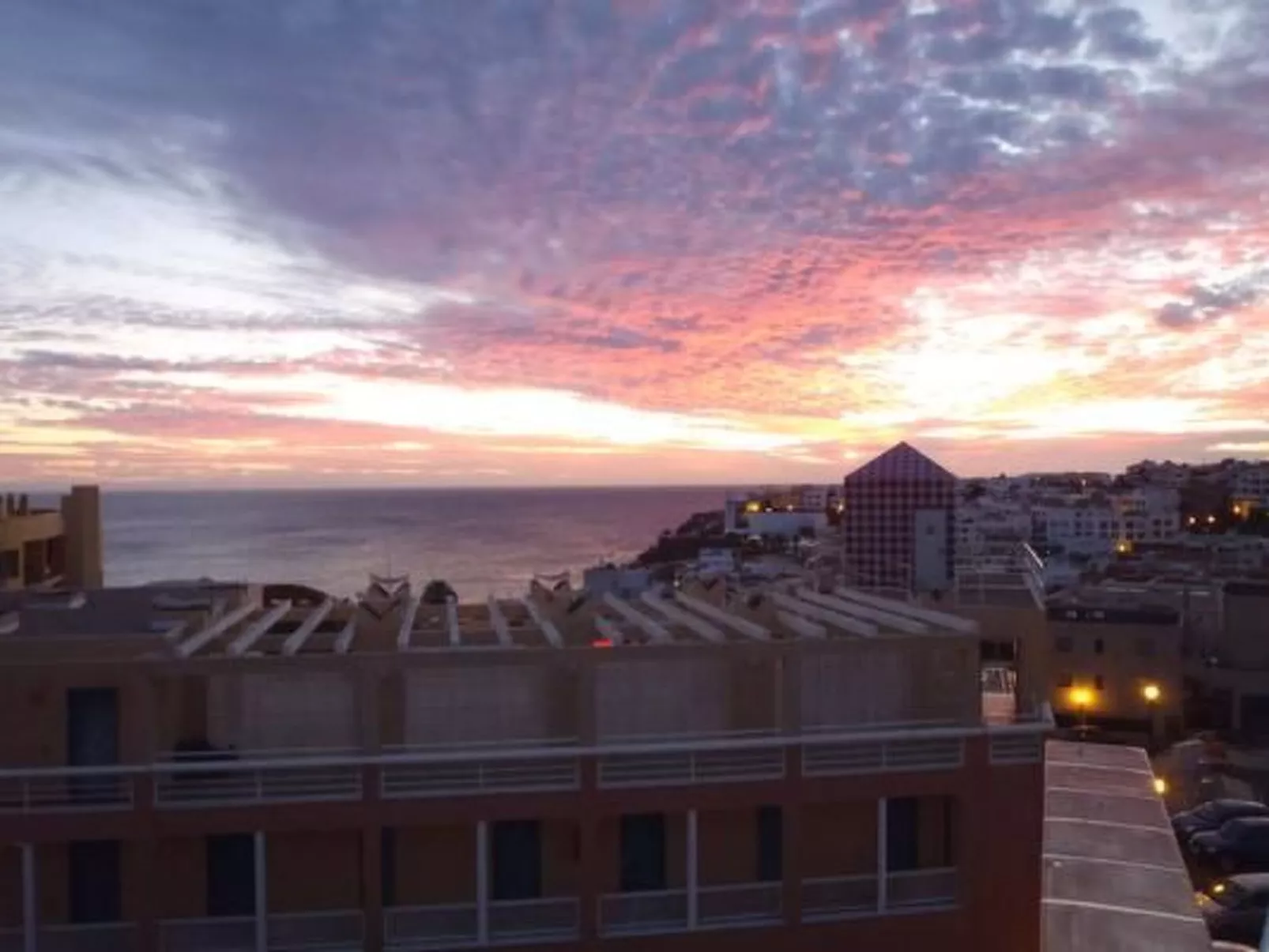 Schöne Wohnung mit Sonnenterrasse und Meerblick-Buiten