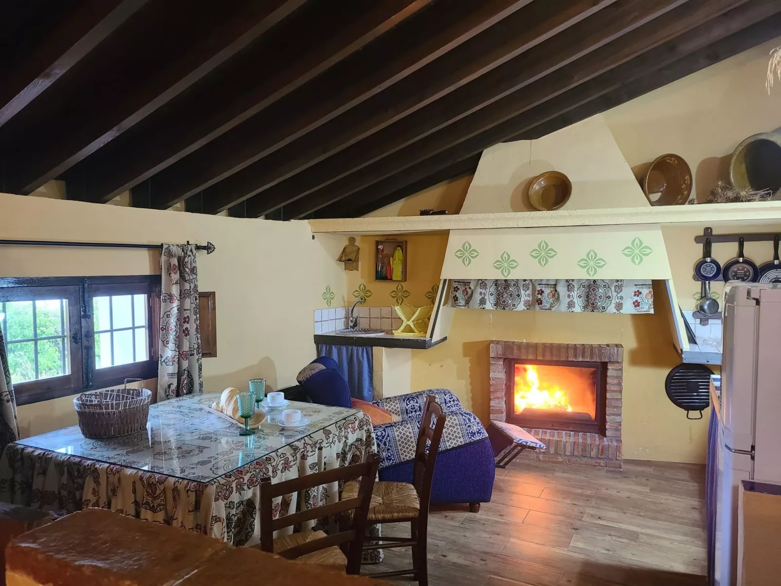 Schöne Ferienwohnung in Iznájar mit Garten, Terrasse und Grill-Binnen