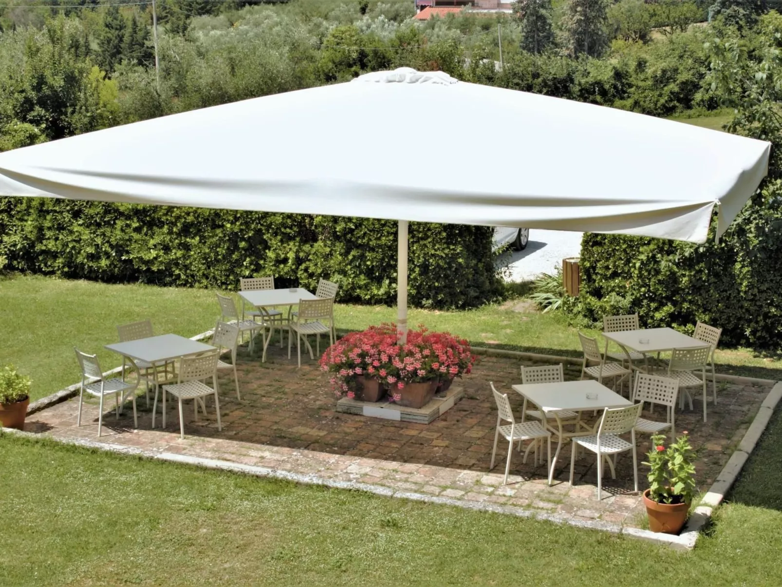 Drei-Zimmer-Panorama-Wohnung mit Terrasse und Sommerpool-Binnen