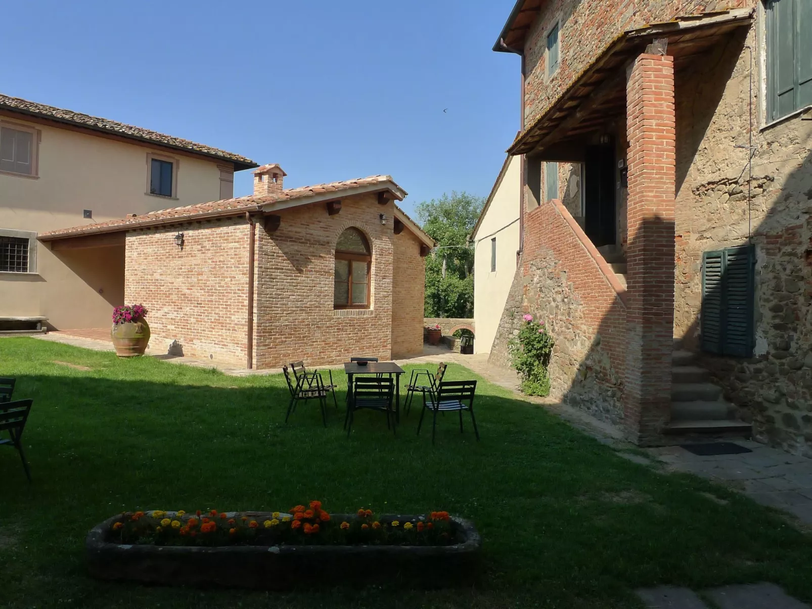 Schönes Apartment mit 2 Schlafzimmern und 2 Bädern-Buiten