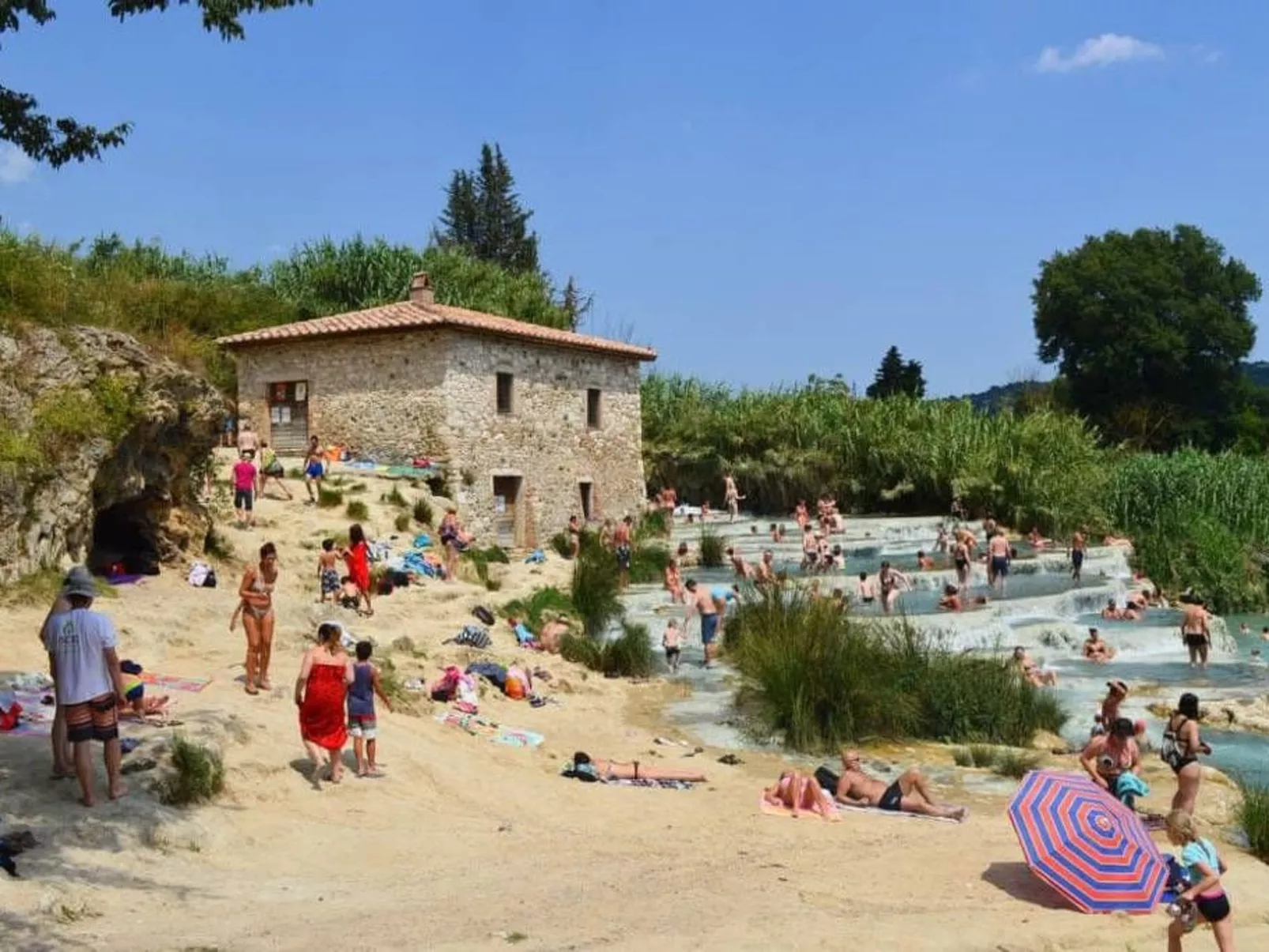 Mobilheim auf einem Campingplatz in der Nähe des Meeres und von Pisa - Buiten