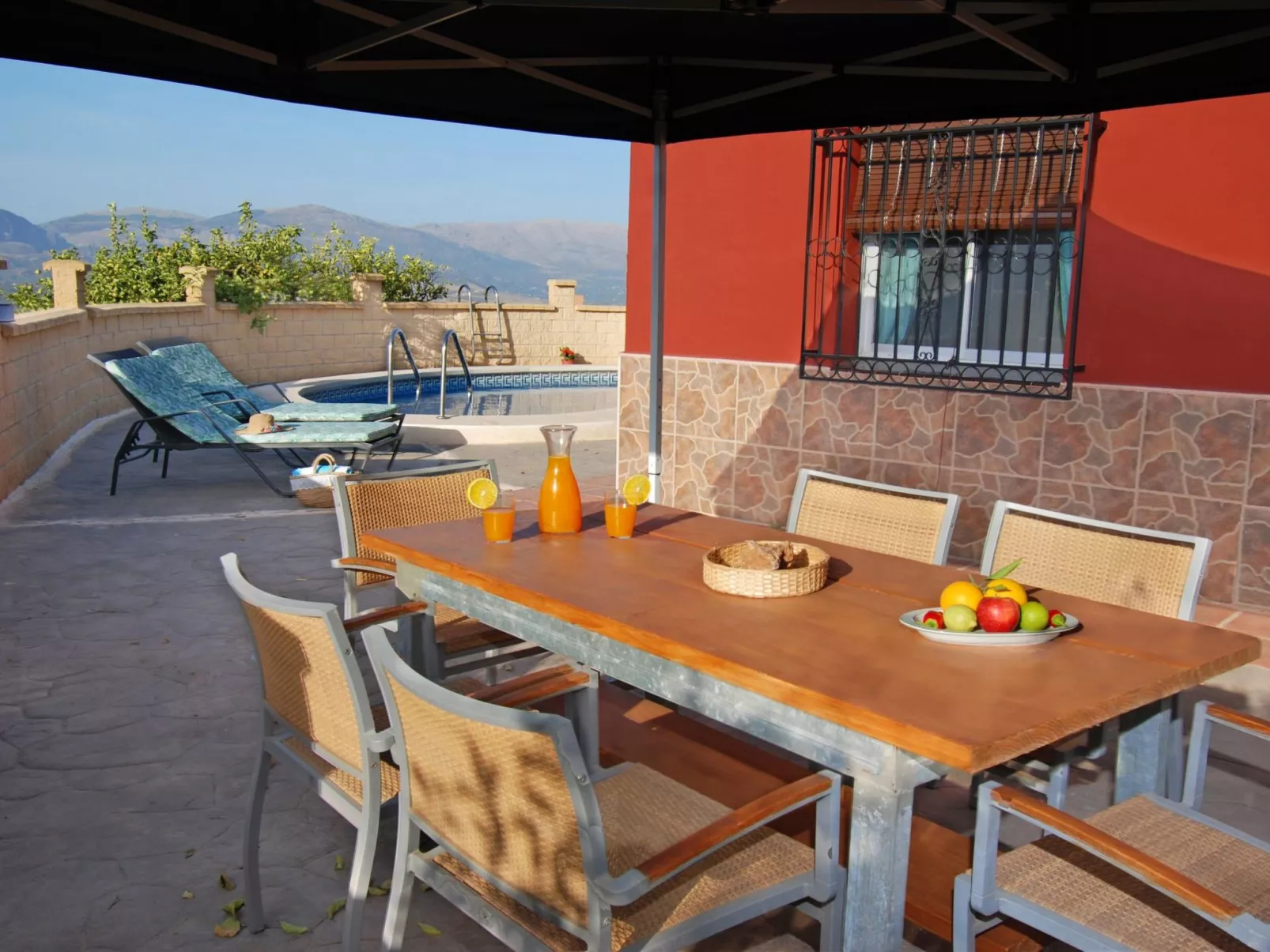 Finca auf einem eingezäunten Grundstück-Image-tags.info