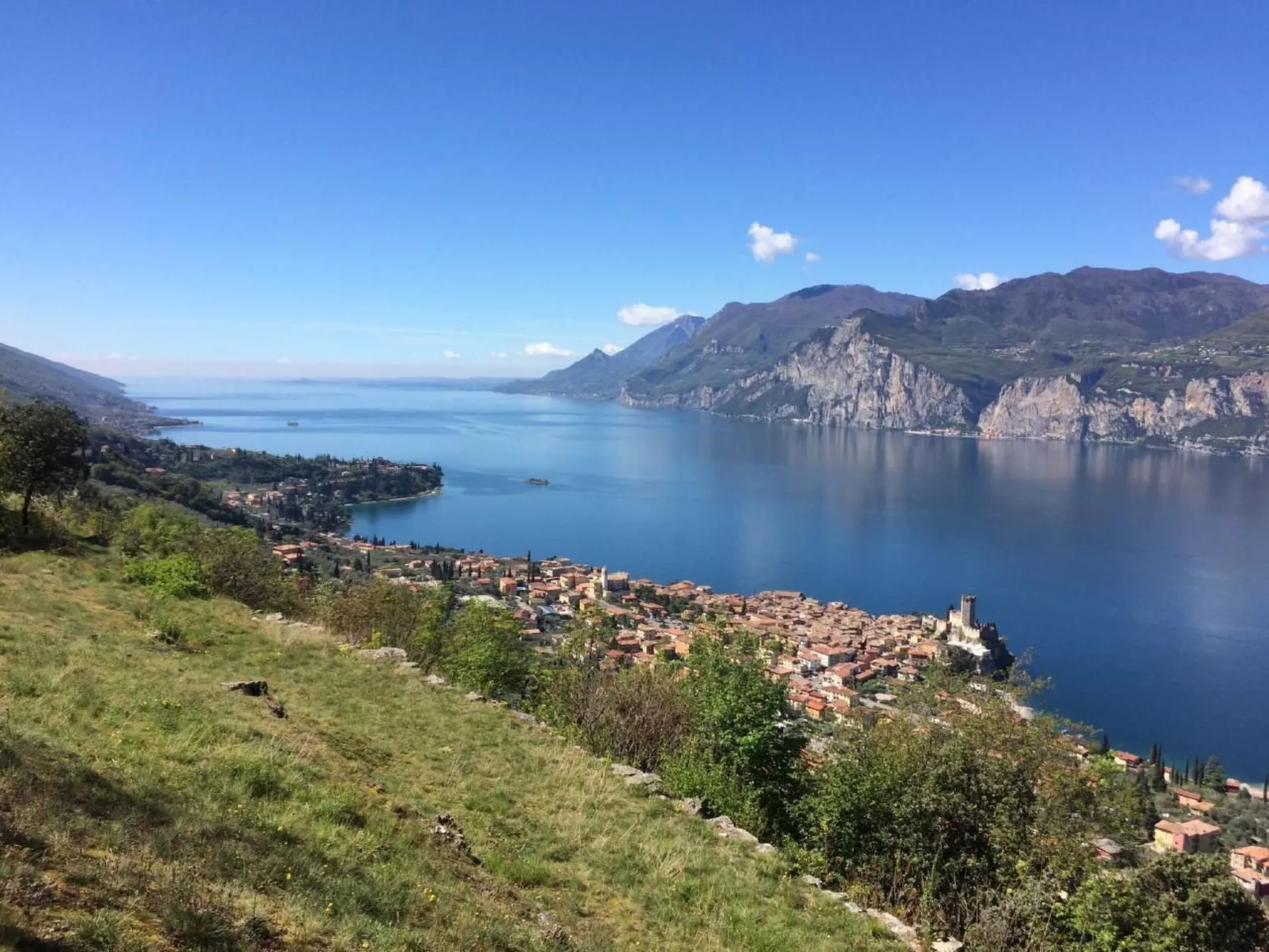 Rustiko-Landhaus mit Infinity-Pool und Seeblick-Buiten
