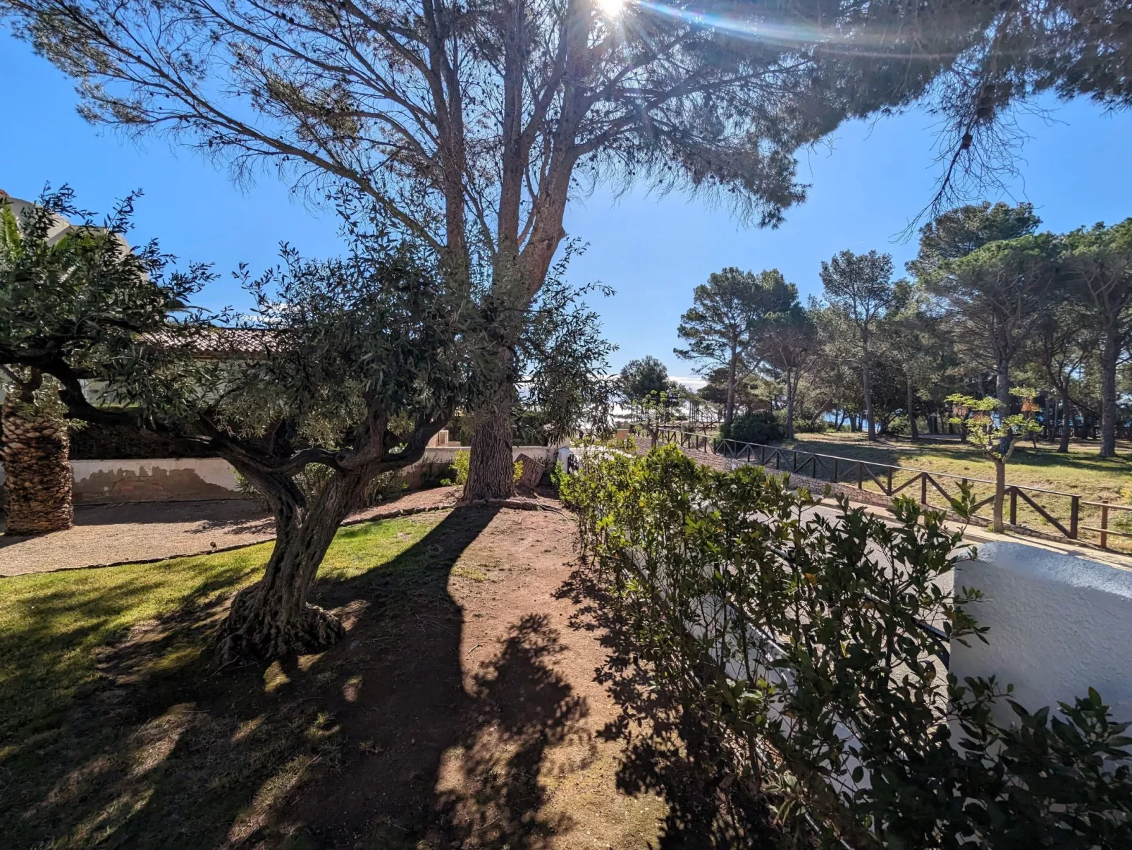 Villa mit einem Nebengebäude auf weitläufigem Garten in Strandnähe-Buiten