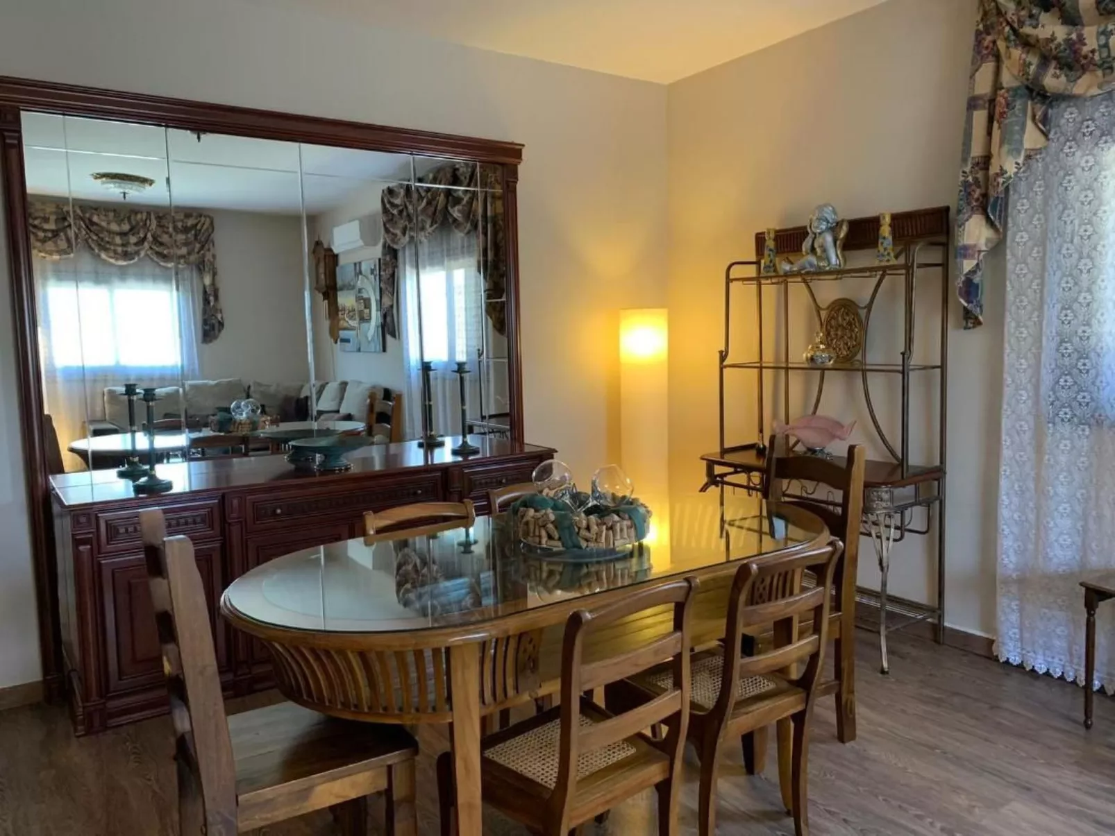 Geräumiges Haus mit exklusivem Schwimmbad und Solarium.-Binnen