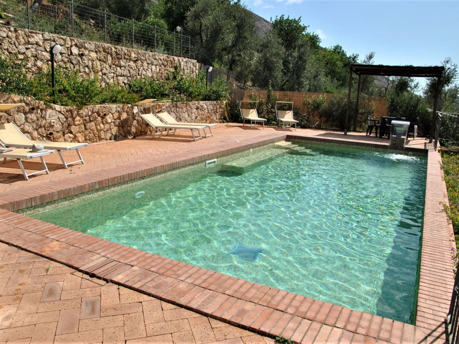 Doppelhaushälfte mit Gemeinschaftspool-Buiten