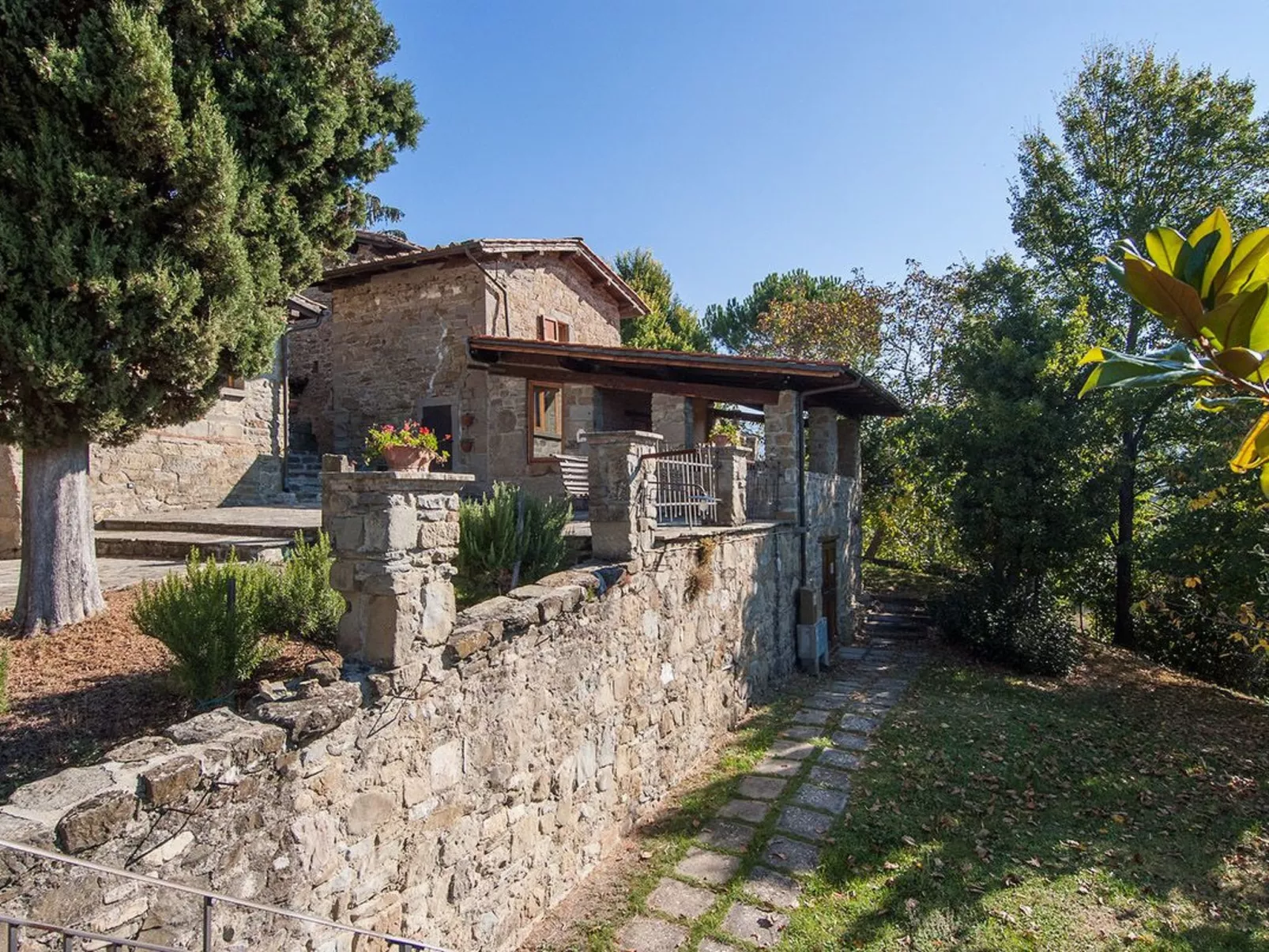 Lindenhaussiedlung mit Gemeinschaftspool-Image-tags.info