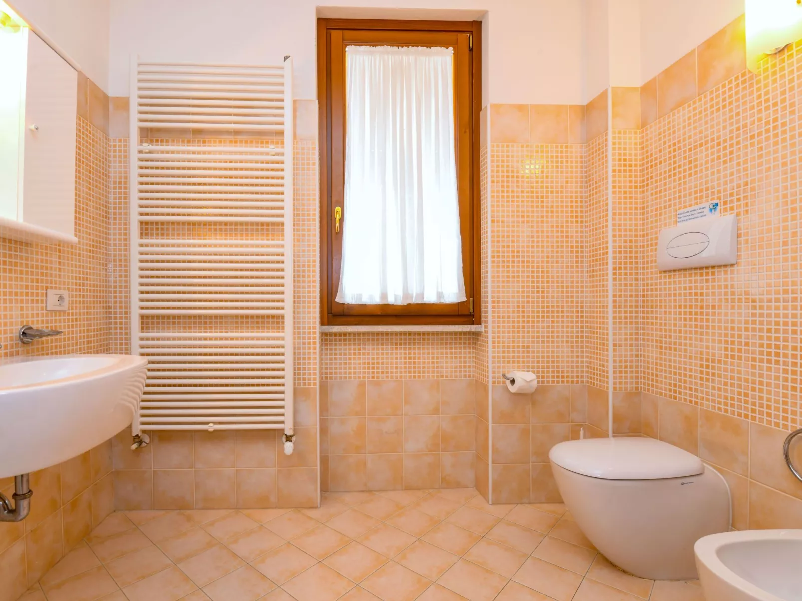 Wohnung mit Balkon, Schwimmbad und Seeblick-Image-tags.info