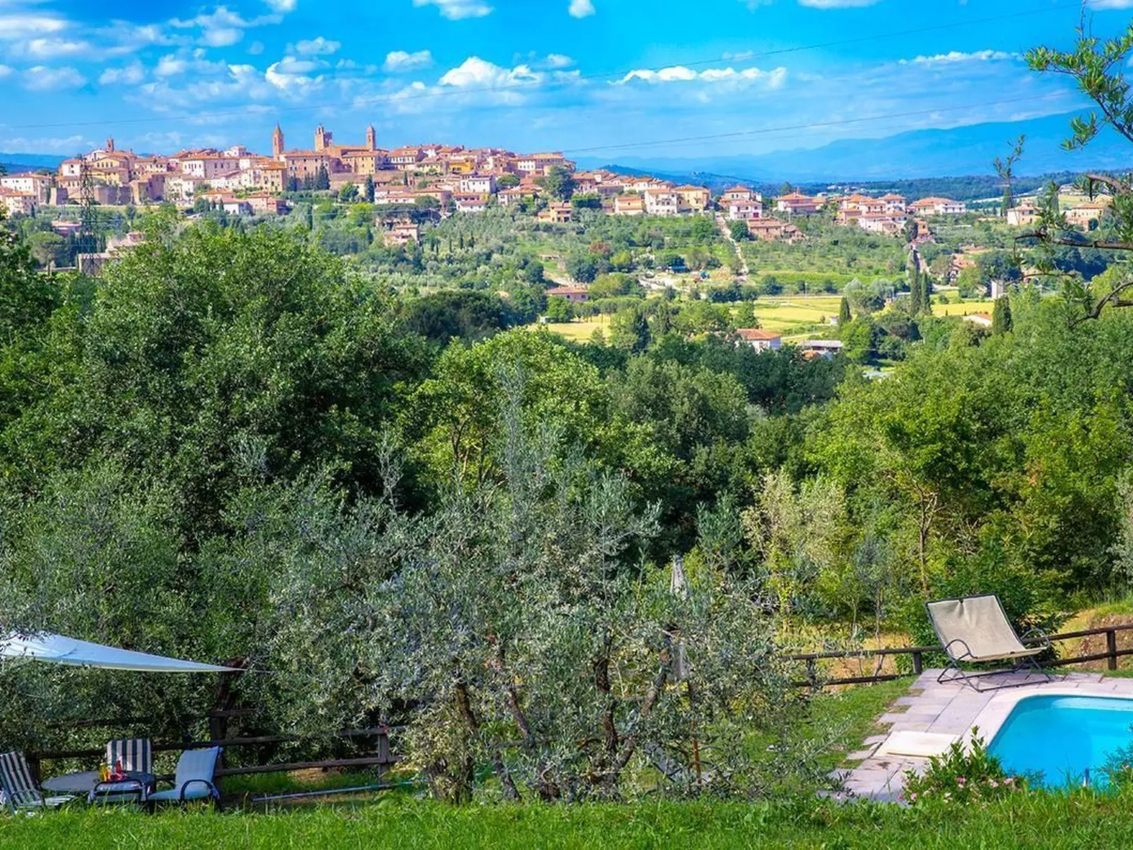 Wunderschöne Ferienwohnung in Monte San Savino mit gemeinschaftlichem Pool, Gar-Buiten