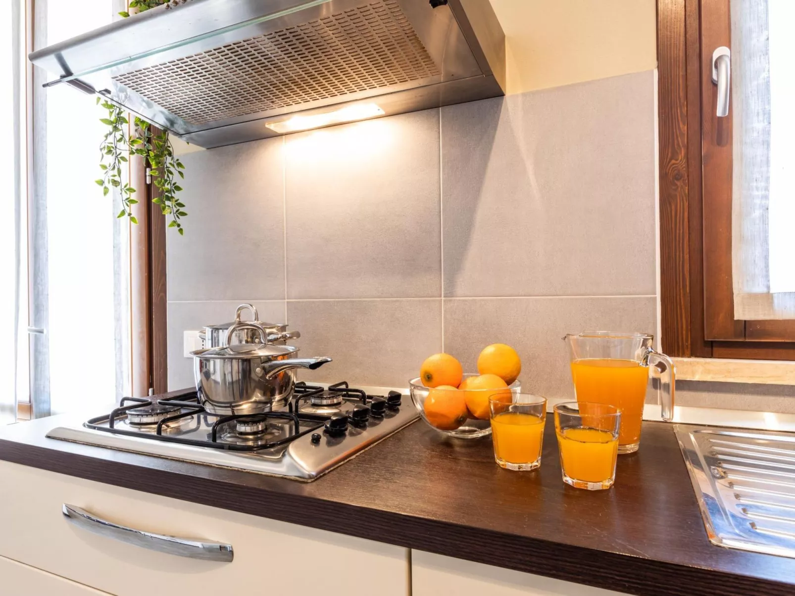 Wohnung mit separatem Eingang und kleinem privaten Innenhof.-Binnen