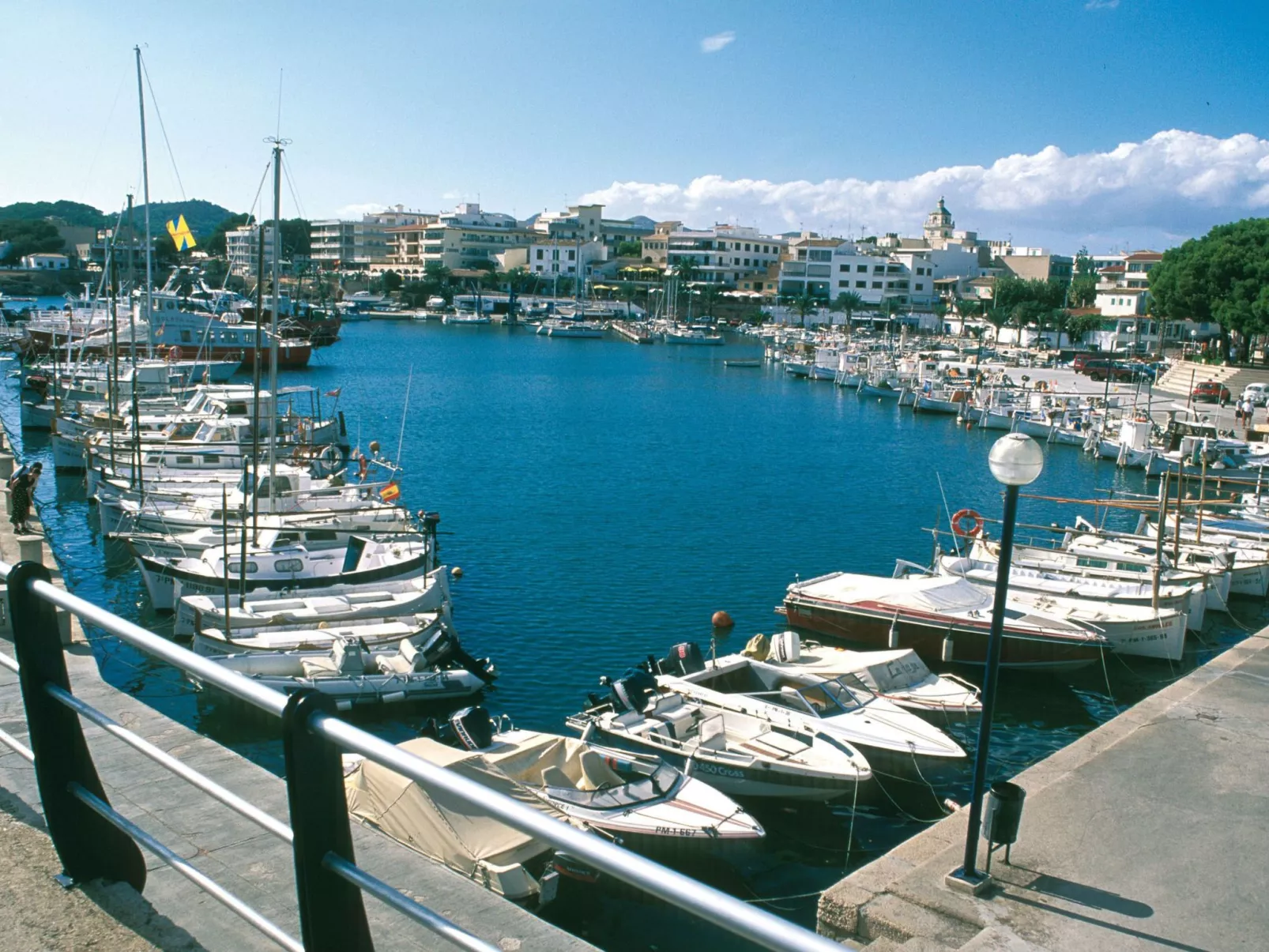 Landhaus mit Garten, Sonnenterrasse sowie überdachter Terrasse und Pool in Stra-Buiten