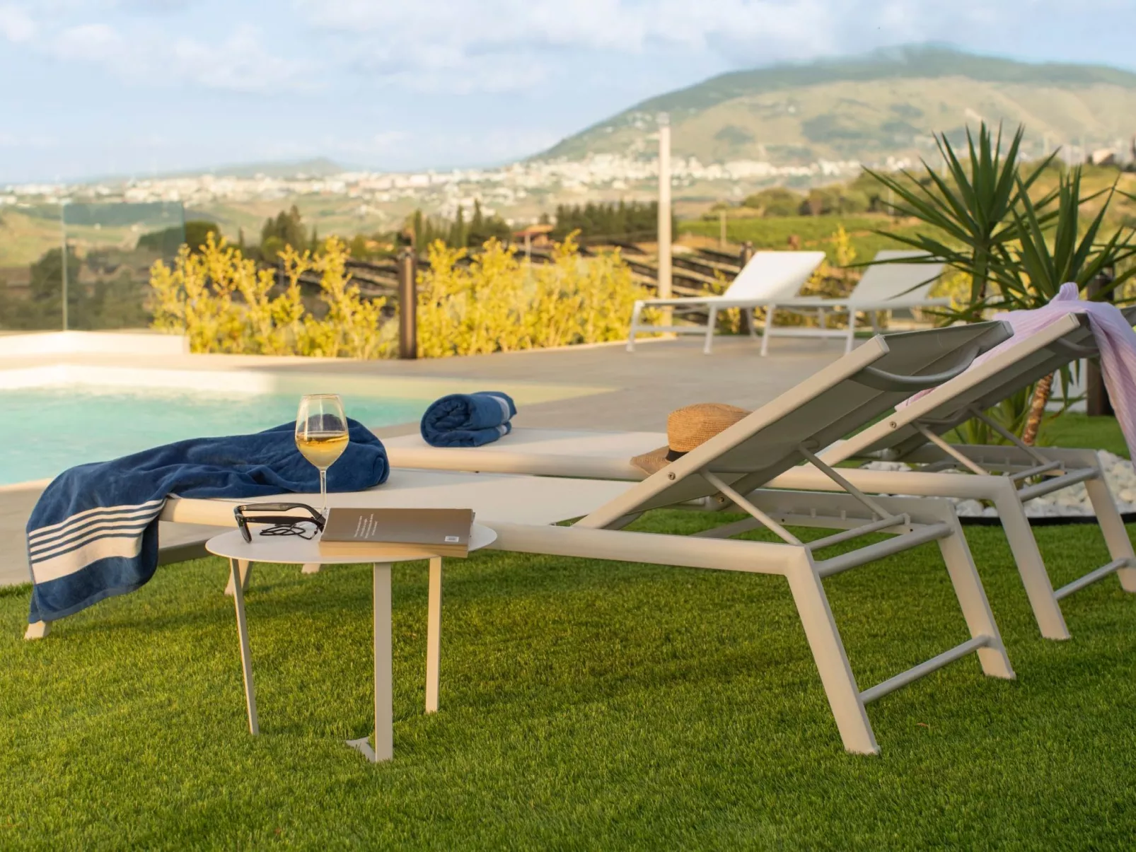 Villa mit Panoramablick auf das Meer, umgeben von der Natur-Buiten